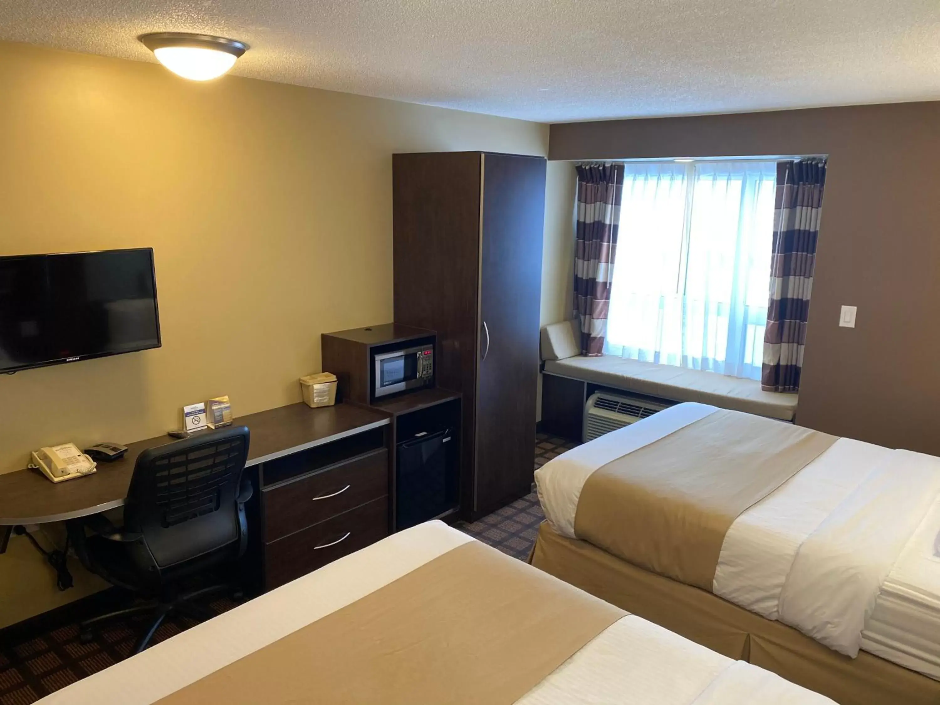 Bedroom, TV/Entertainment Center in Microtel Inn & Suites by Wyndham - Timmins