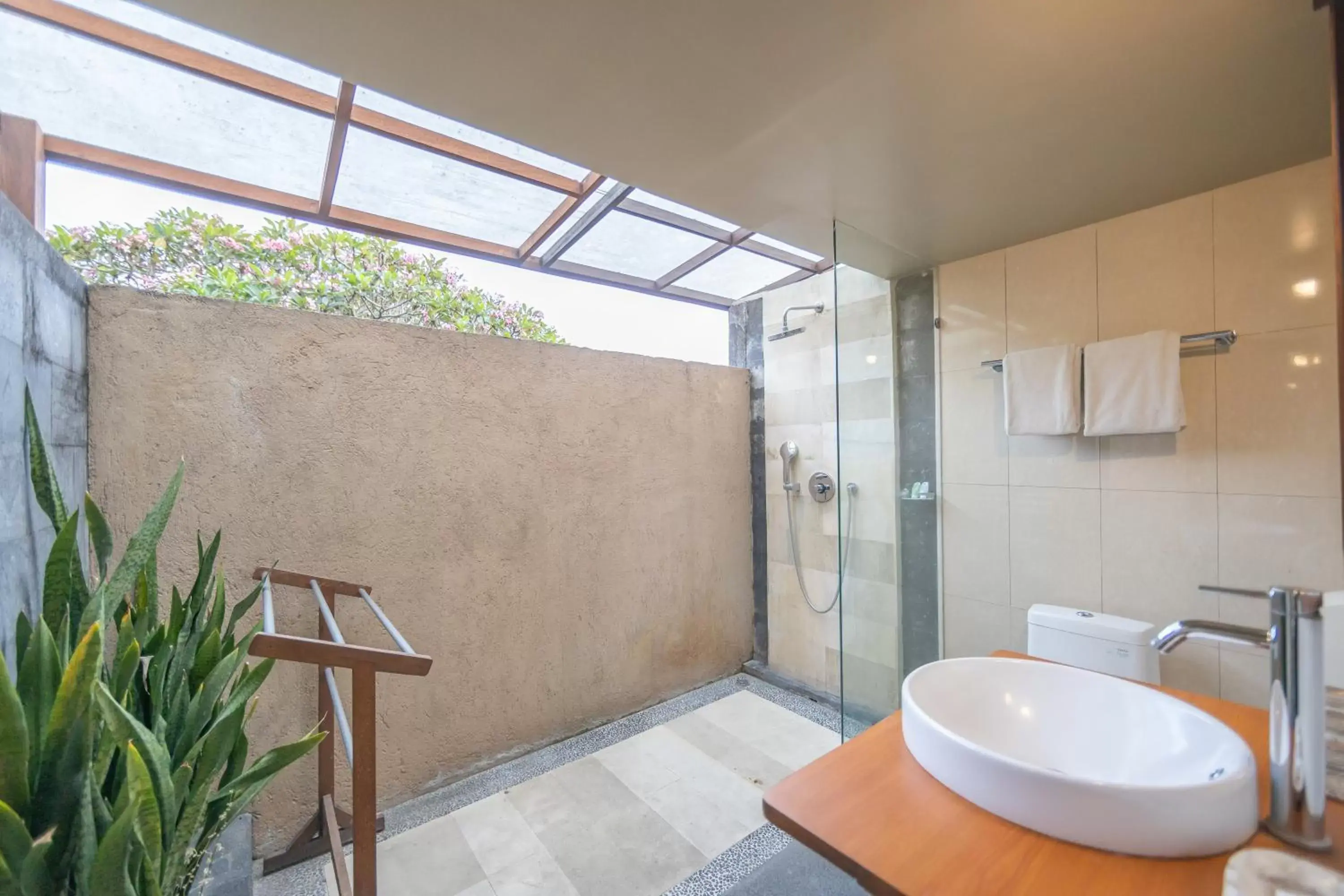 Shower, Bathroom in De Munut Balinese Resort