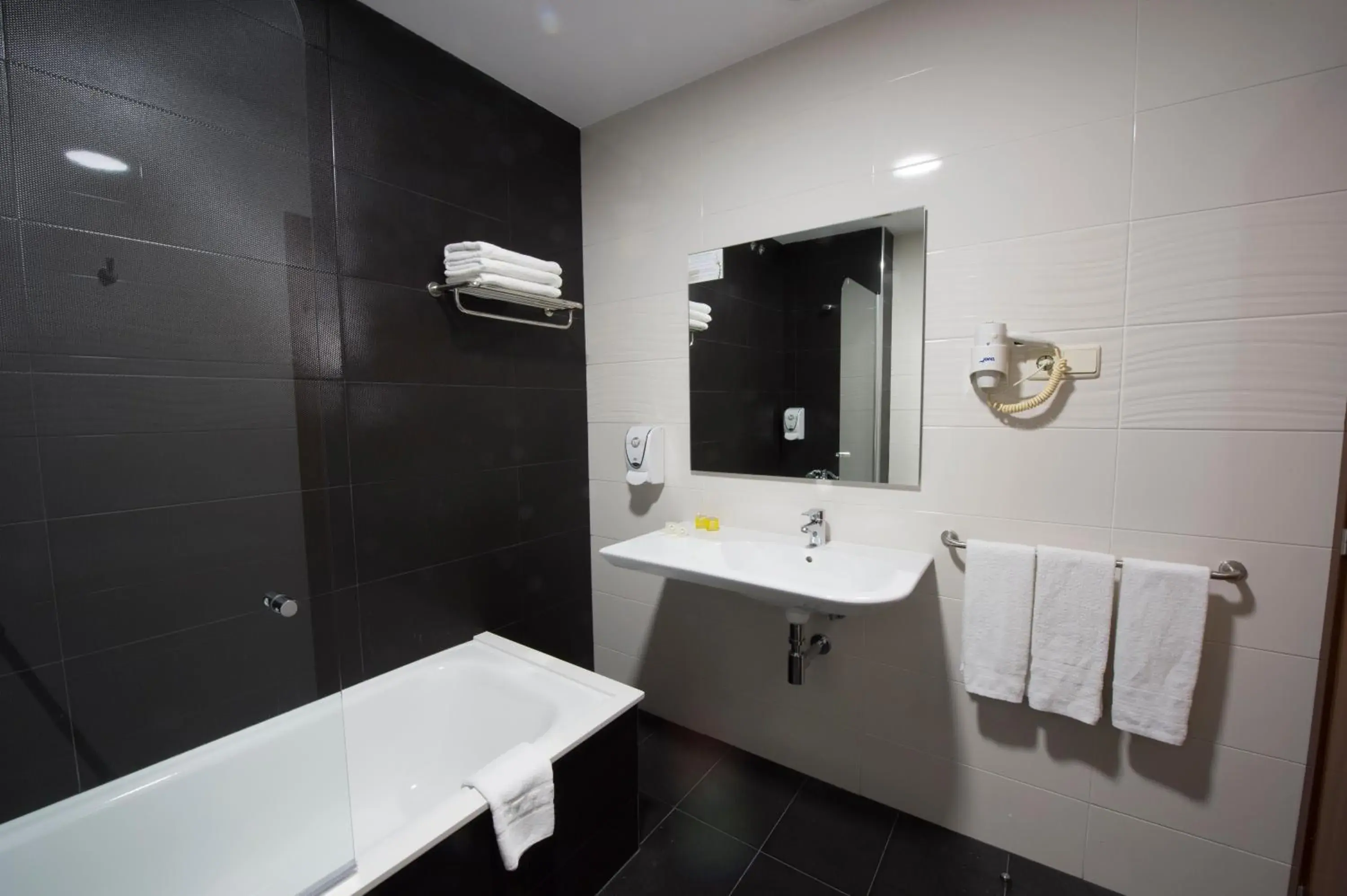 Shower, Bathroom in Hotel Oca Insua Costa da Morte
