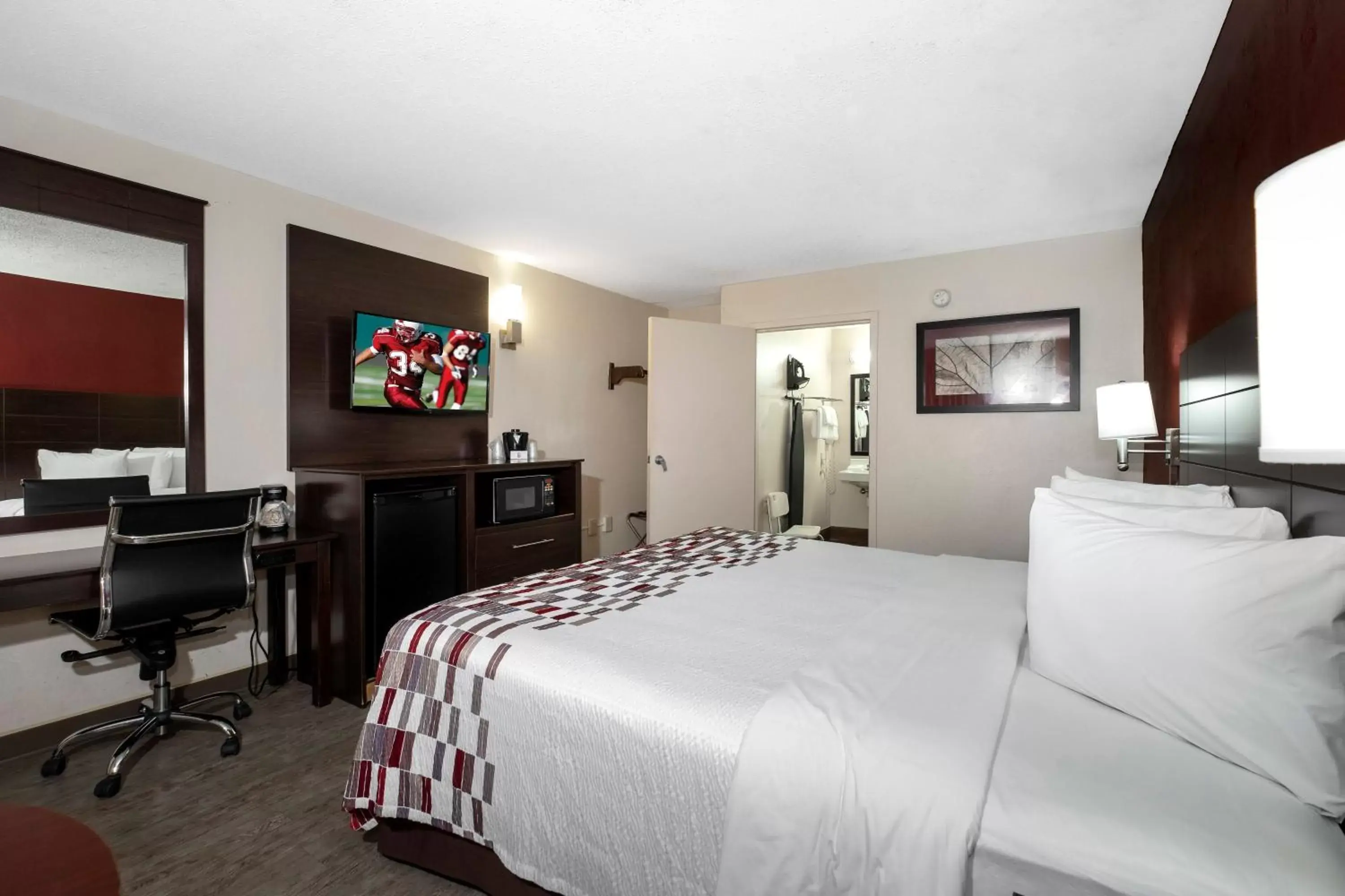 Photo of the whole room, Bed in Red Roof Inn Rock Hill