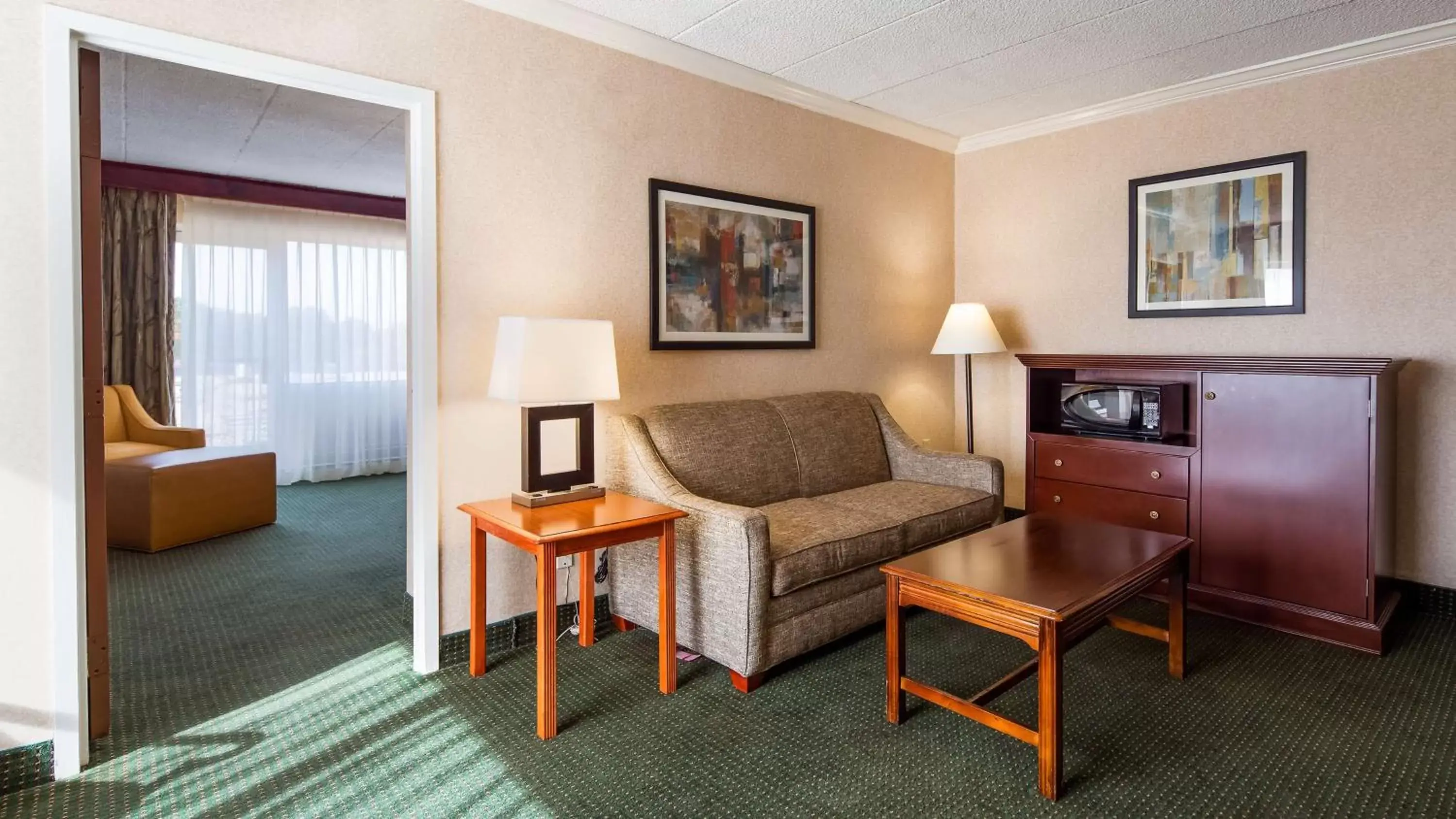Photo of the whole room, Seating Area in Best Western Capital Beltway