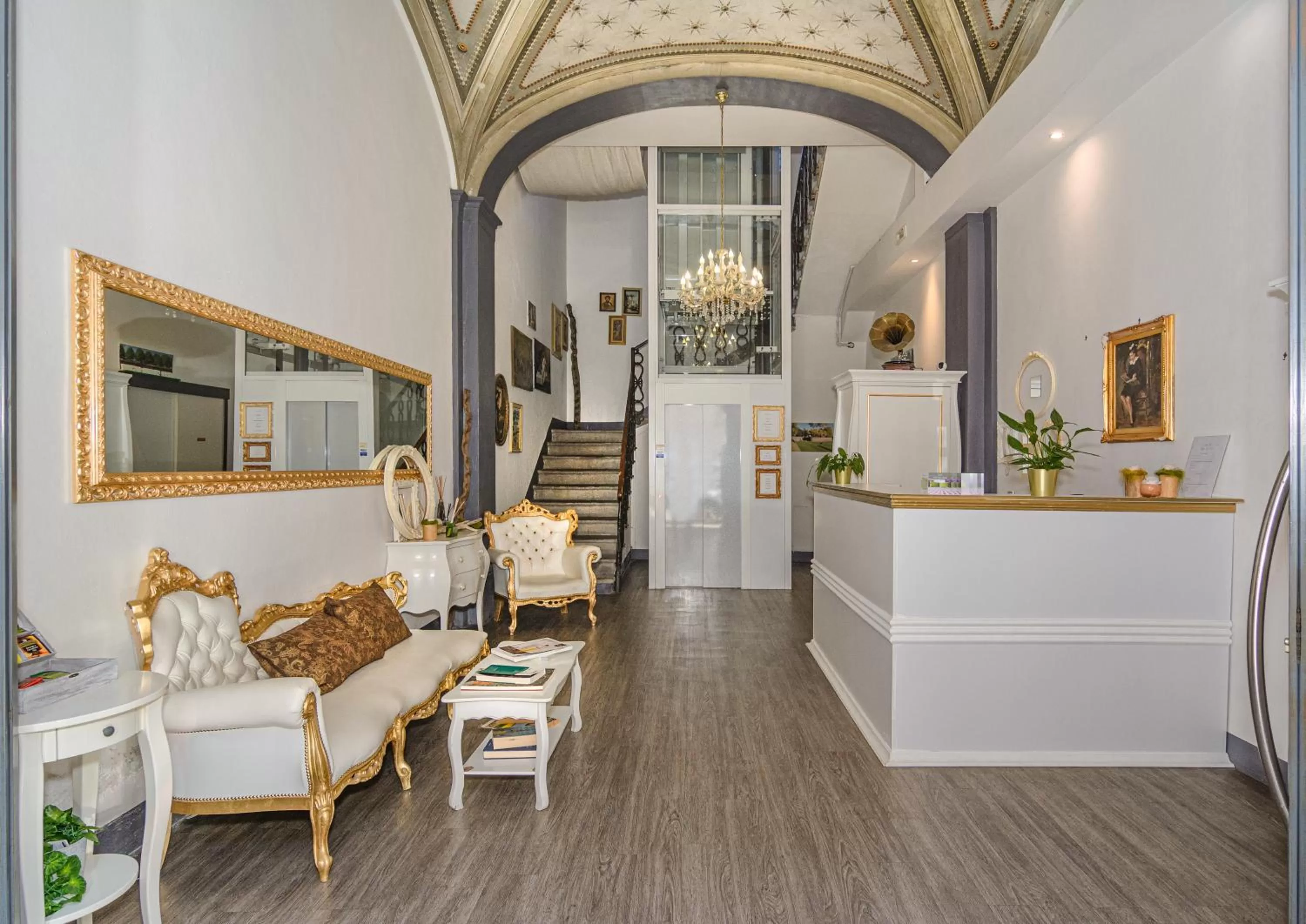 Lobby or reception in B&B Relais Inn Lucca