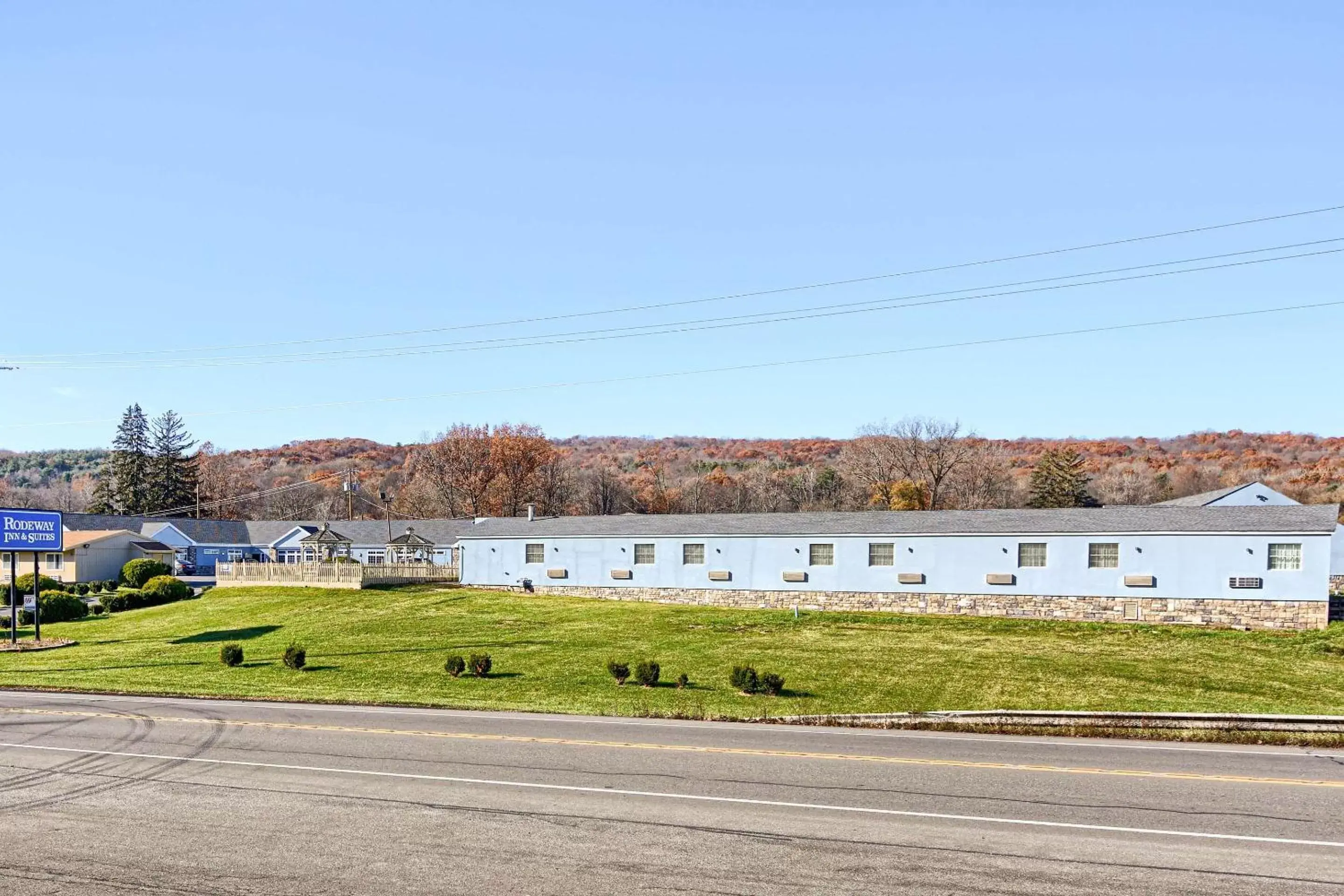 Property Building in Rodeway Inn and Suites Ithaca