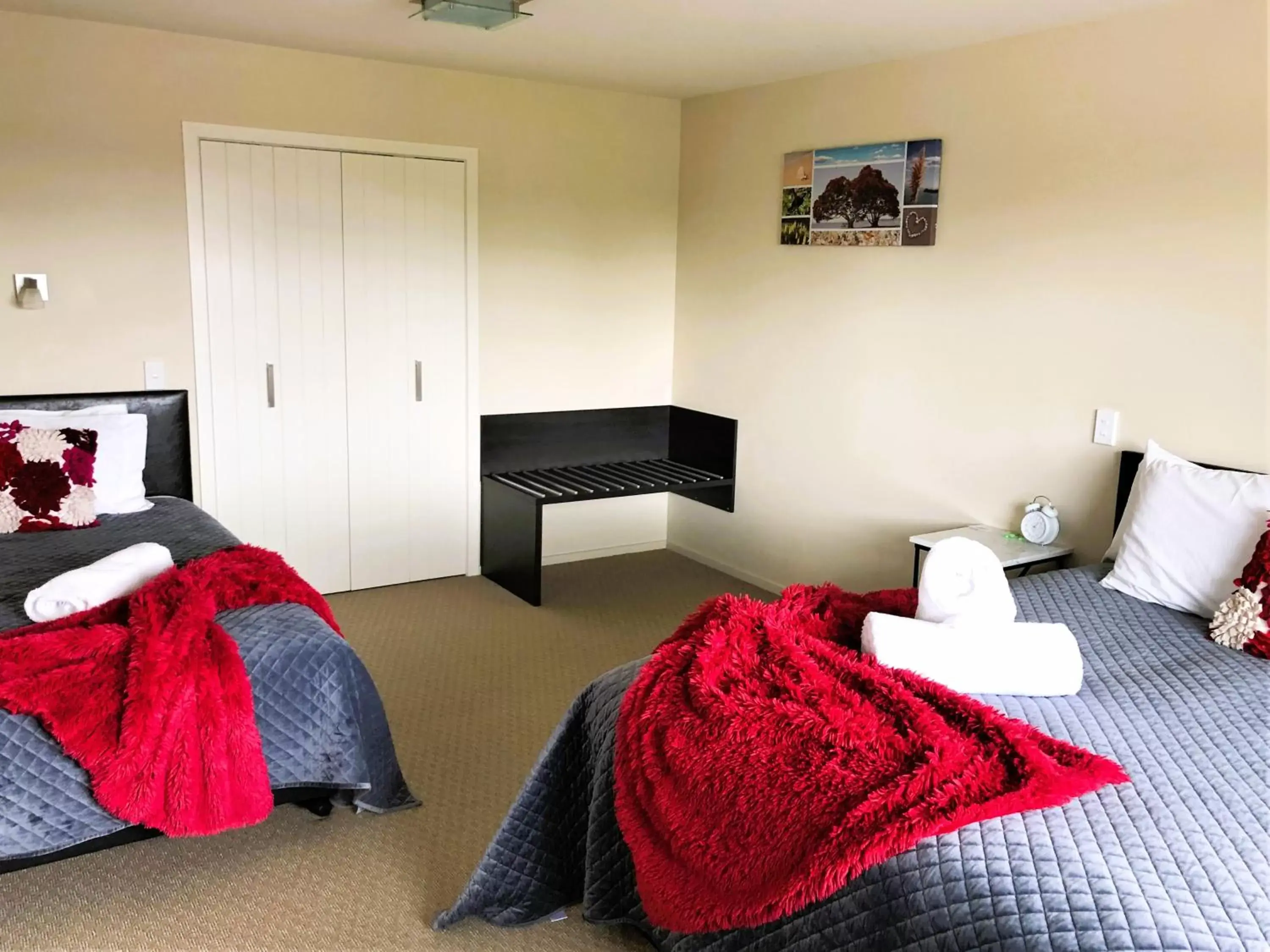 Bedroom, Bed in Fiordland Lakeview Motel and Apartments