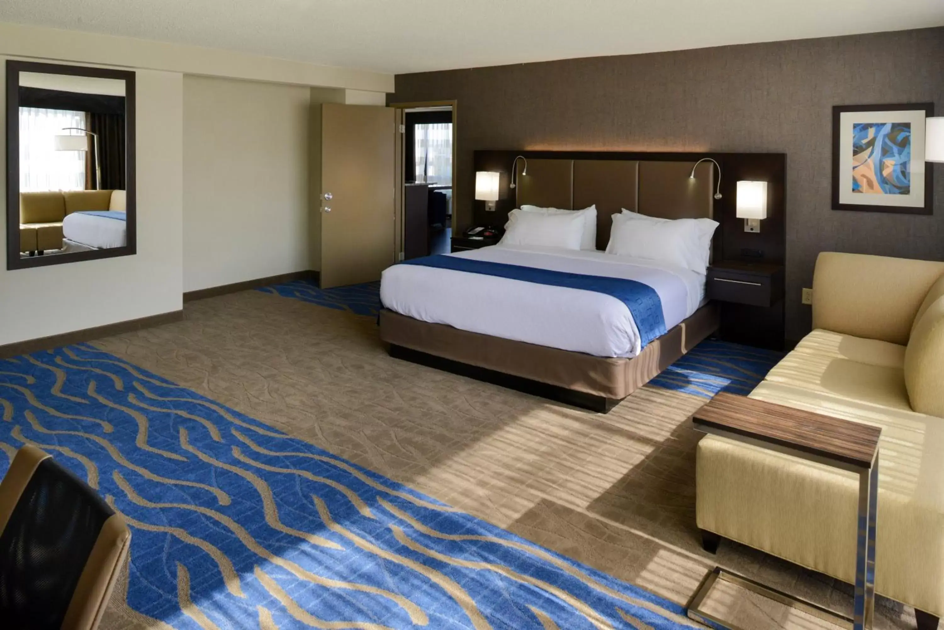 Photo of the whole room, Bed in Holiday Inn St Louis Downtown/Convention Center, an IHG Hotel