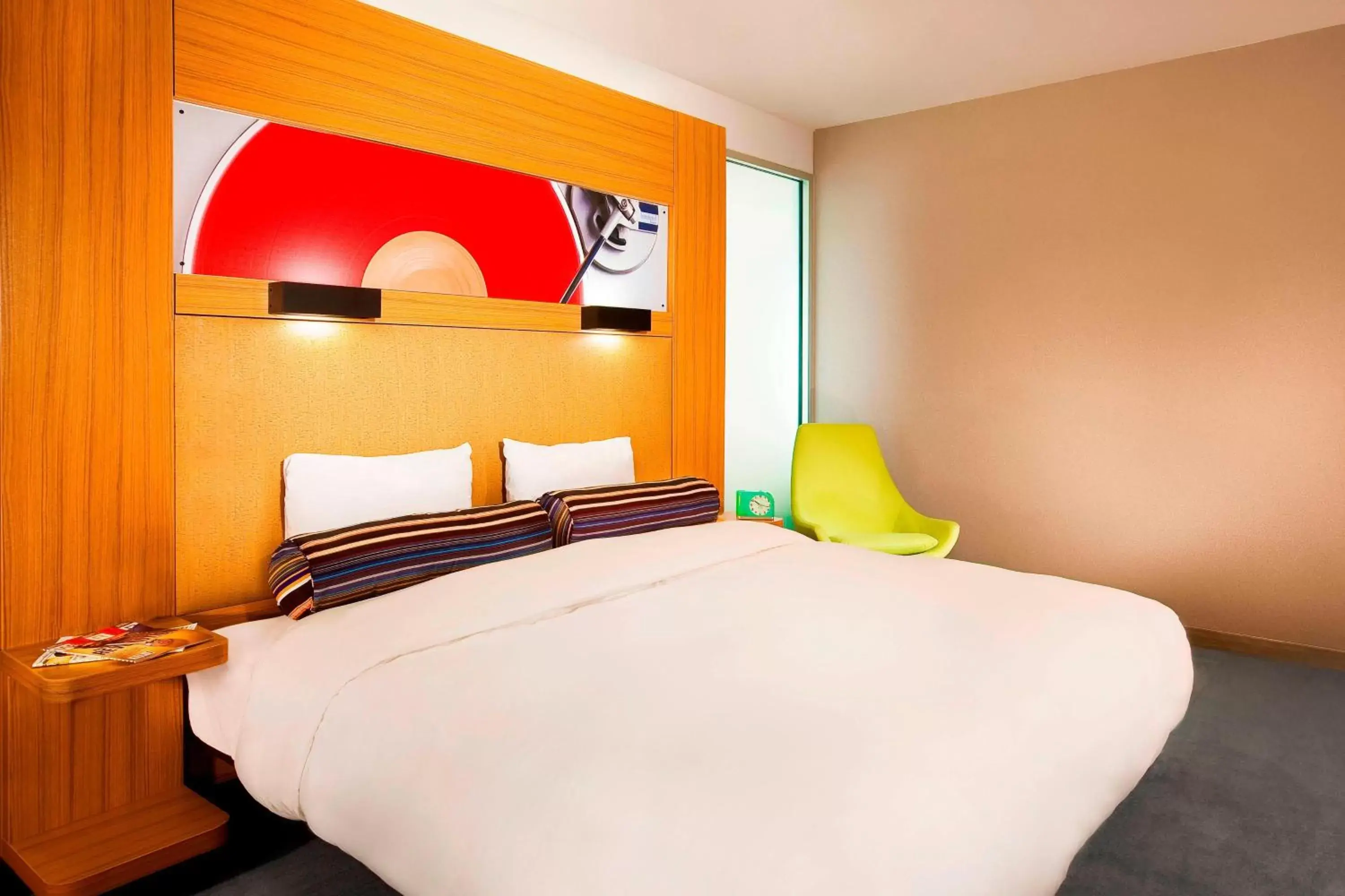 Photo of the whole room, Bed in Aloft Mount Laurel
