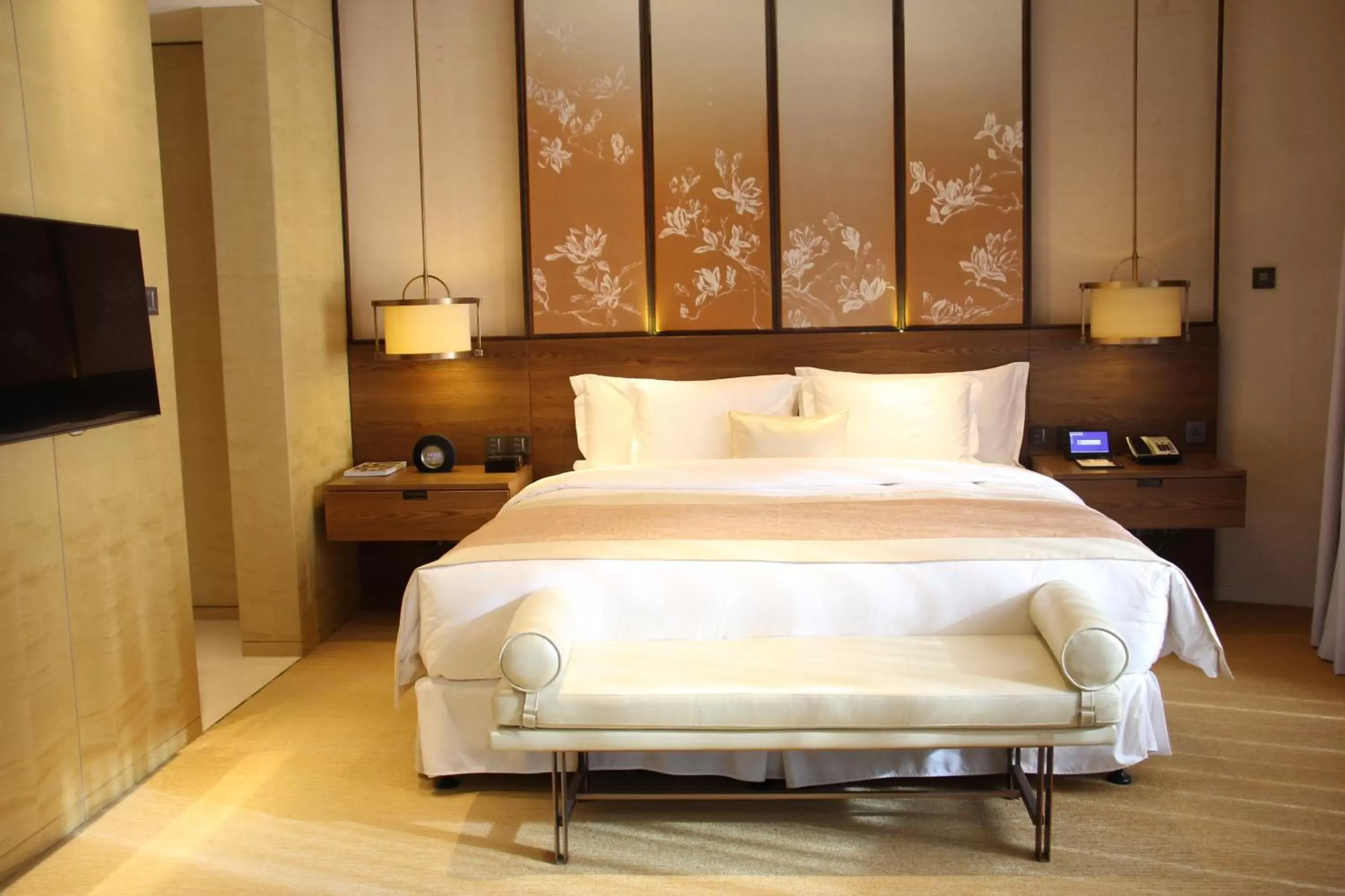 Bed in HUALUXE Shanghai Twelve At Hengshan, an IHG Hotel