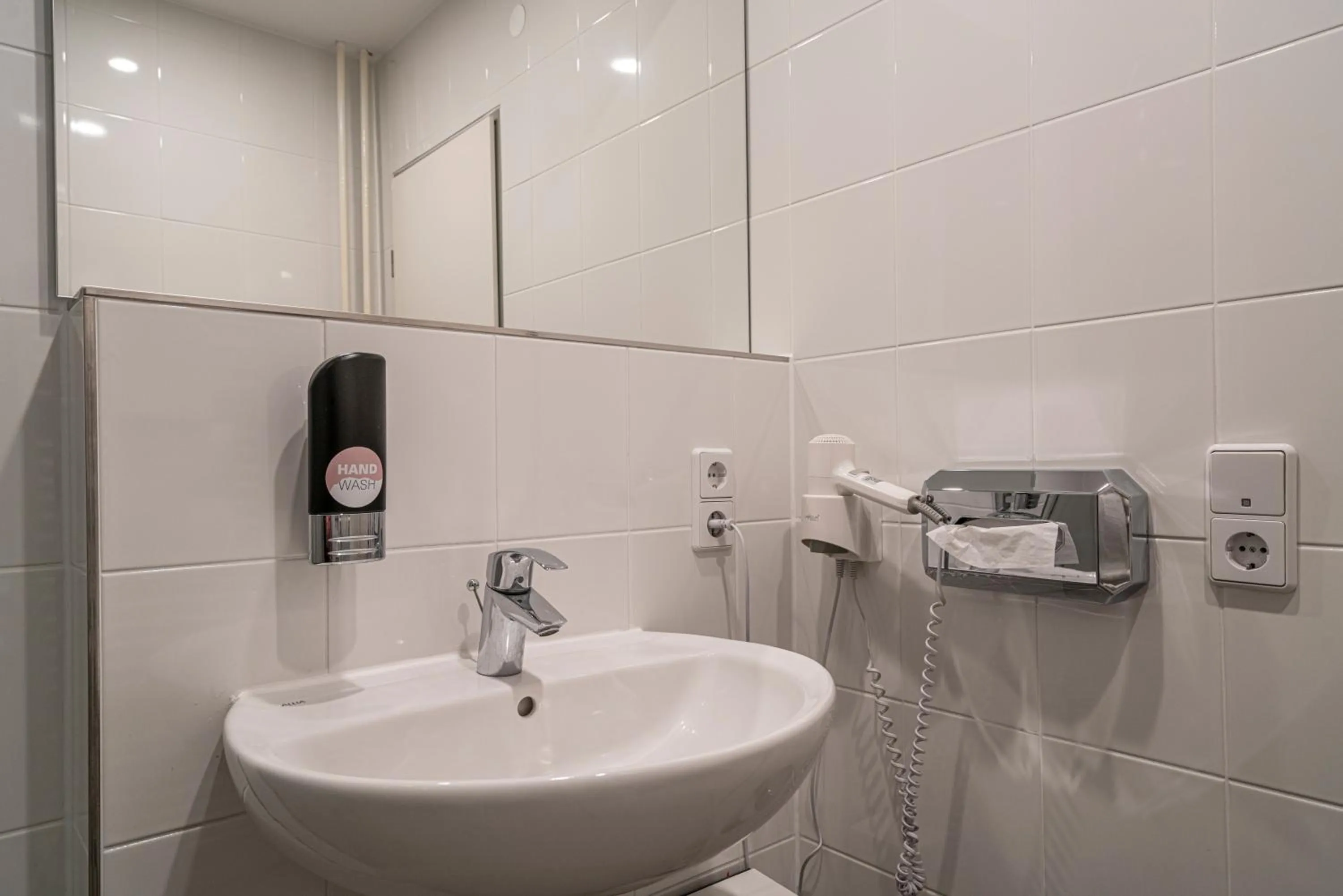 Bathroom in BIG MAMA Berlin