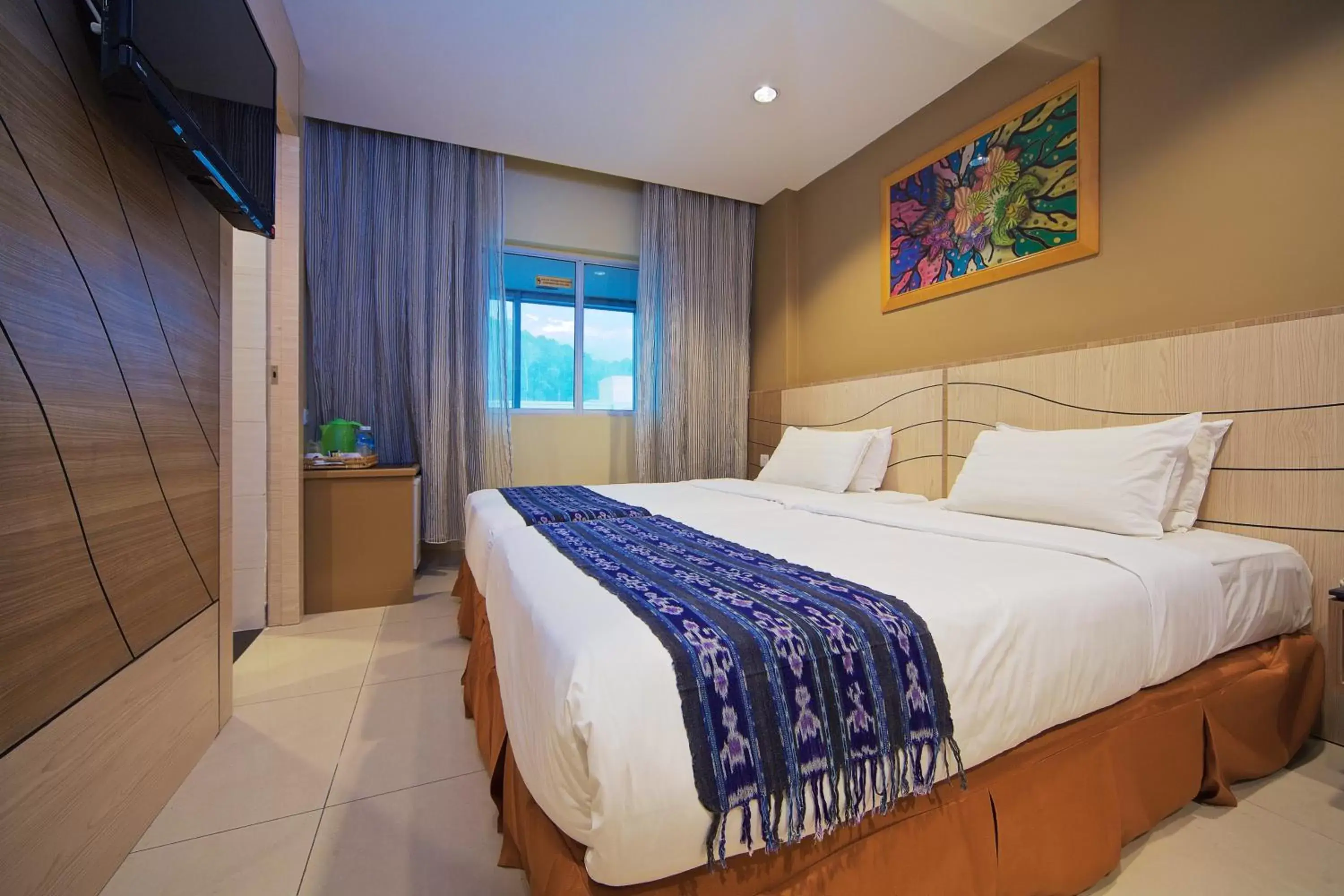 Photo of the whole room, Bed in Kinabalu Daya Hotel