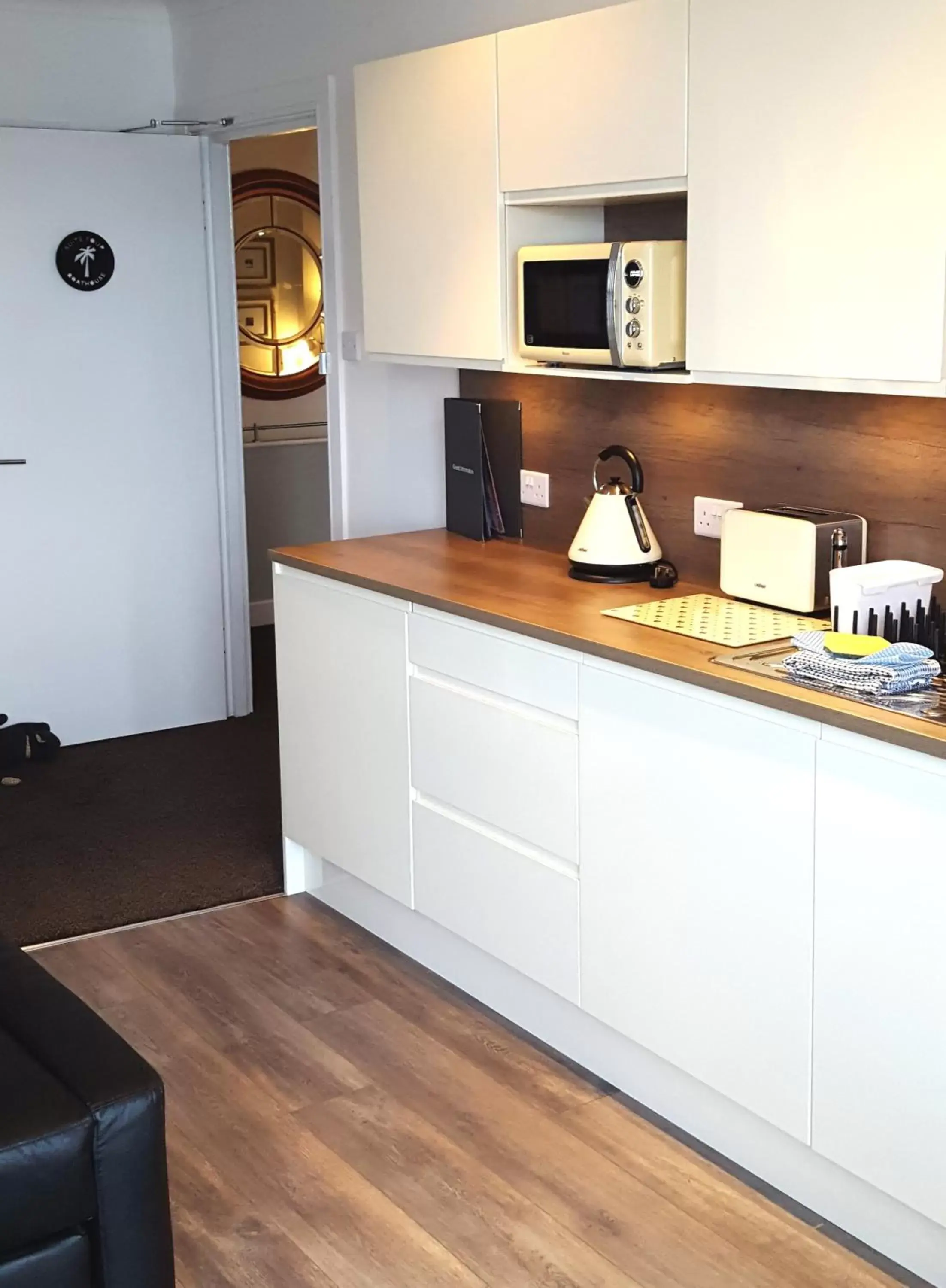 Kitchen/Kitchenette in Boat House Super Suites