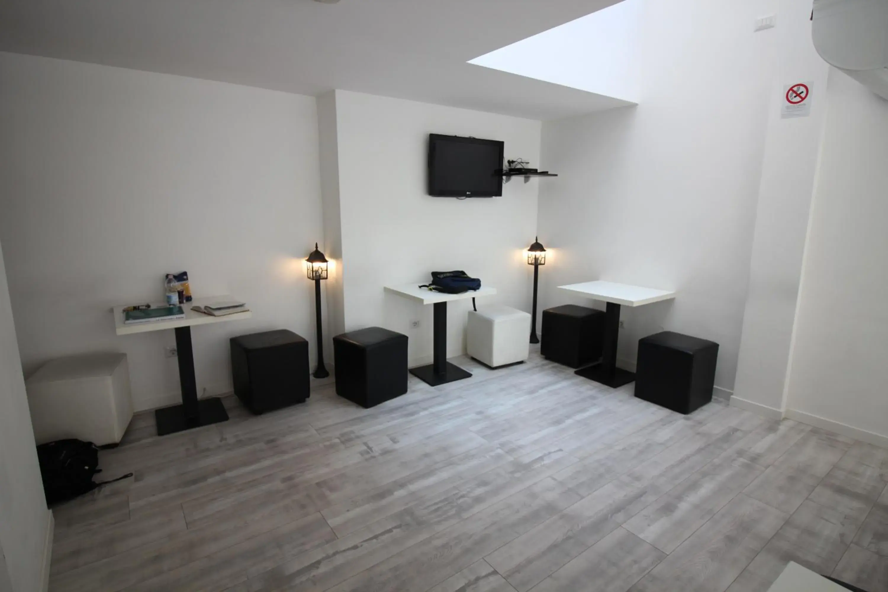 Communal lounge/ TV room, TV/Entertainment Center in New Generation Hostel Milan Center