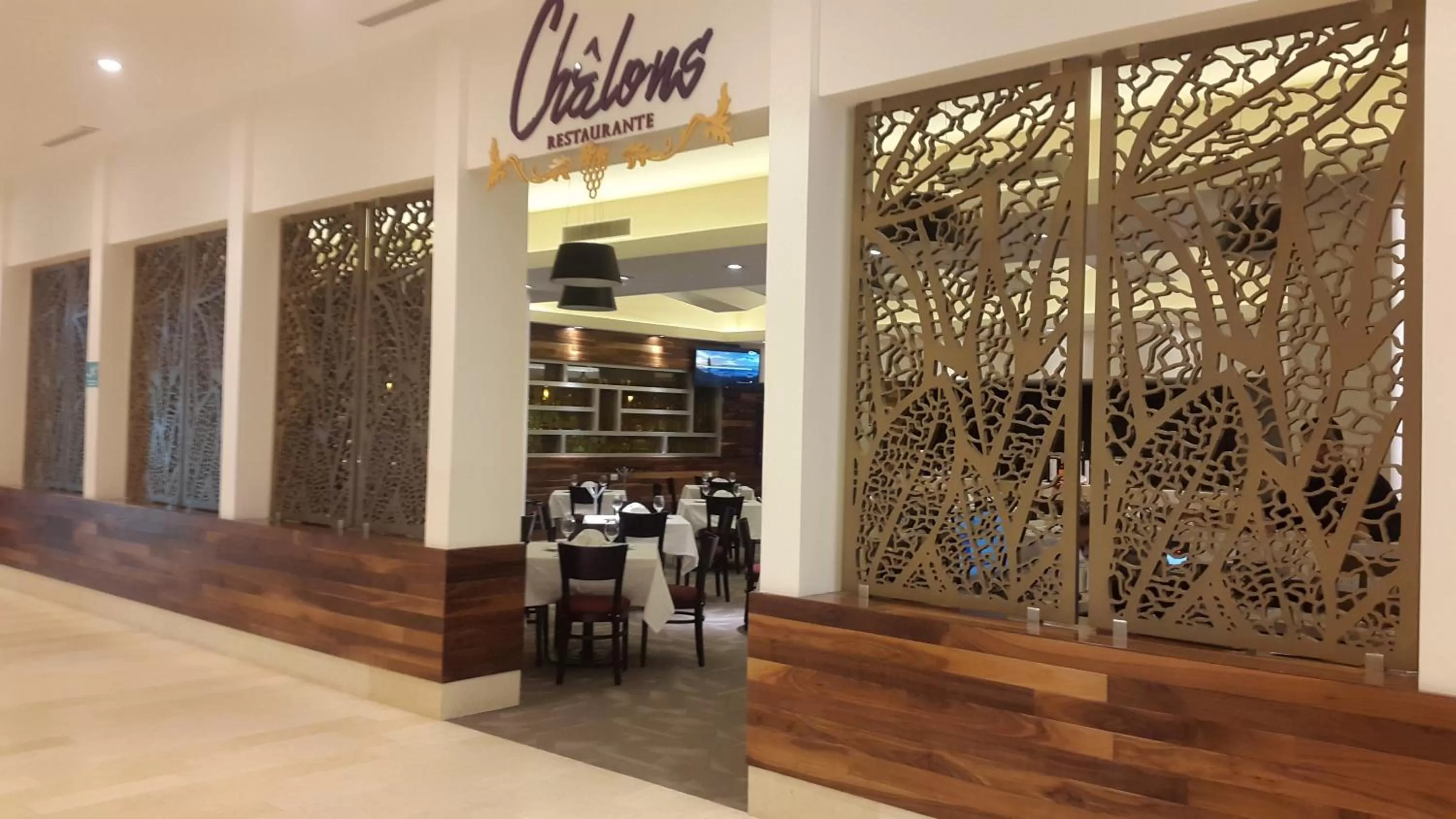 Restaurant/places to eat in Holiday Inn & Suites Plaza Mayor by IHG