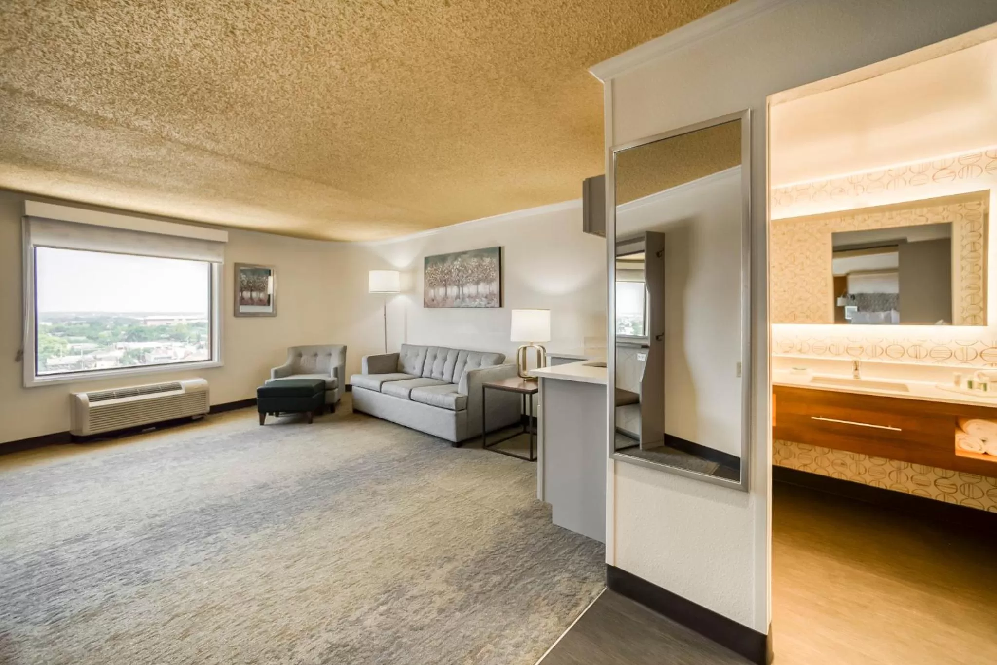 Photo of the whole room, Bed in Holiday Inn Mobile Downtown Historic District by IHG