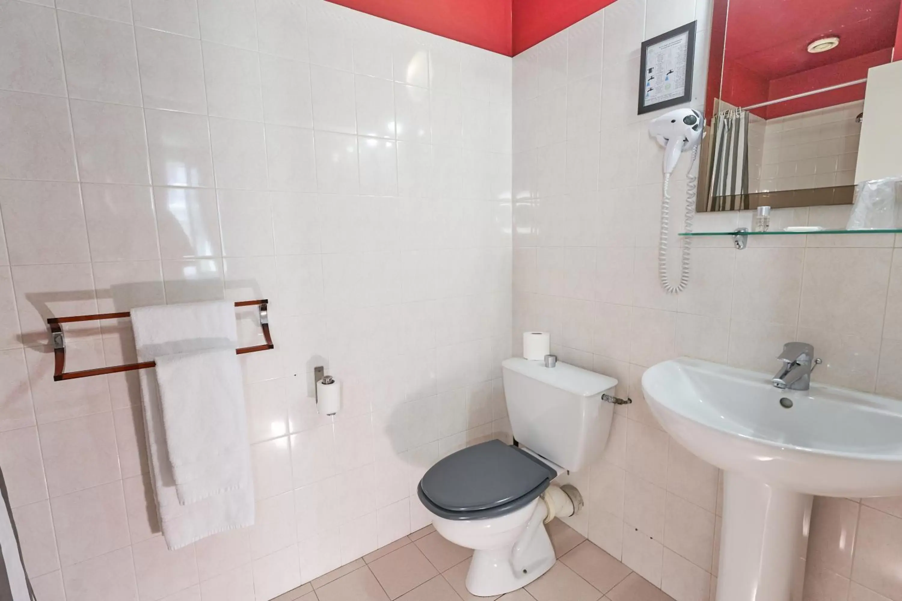 Bathroom in LOGIS Hôtel Du Théâtre