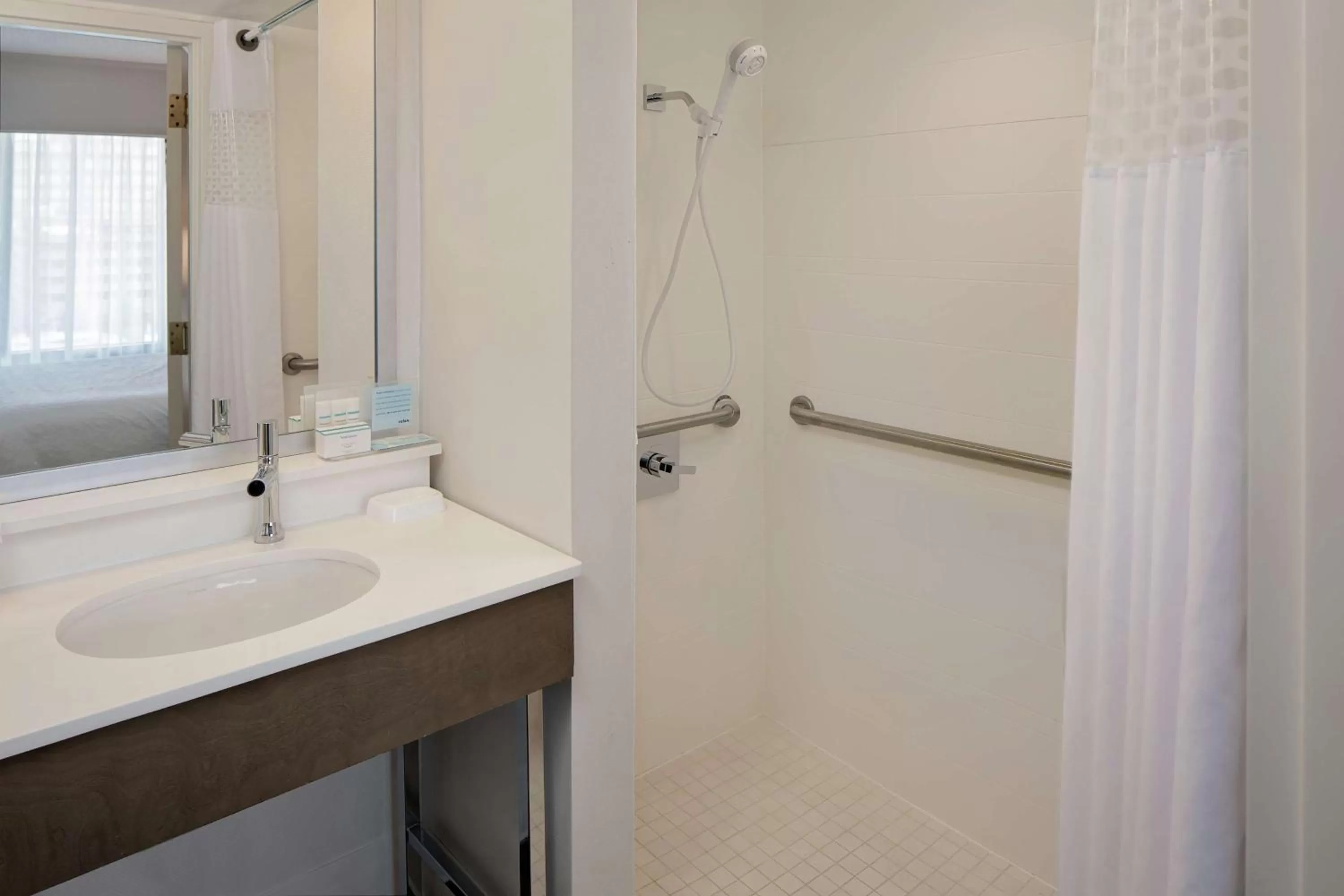 Bathroom in Hampton Inn Louisville Downtown