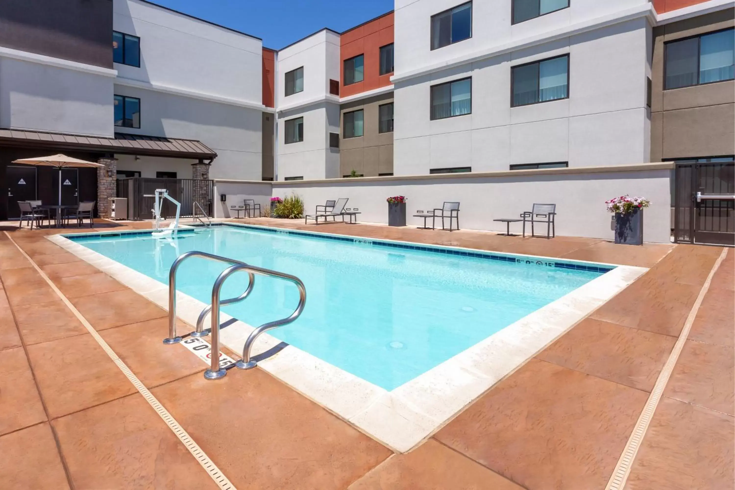 Swimming Pool in Residence Inn Livermore