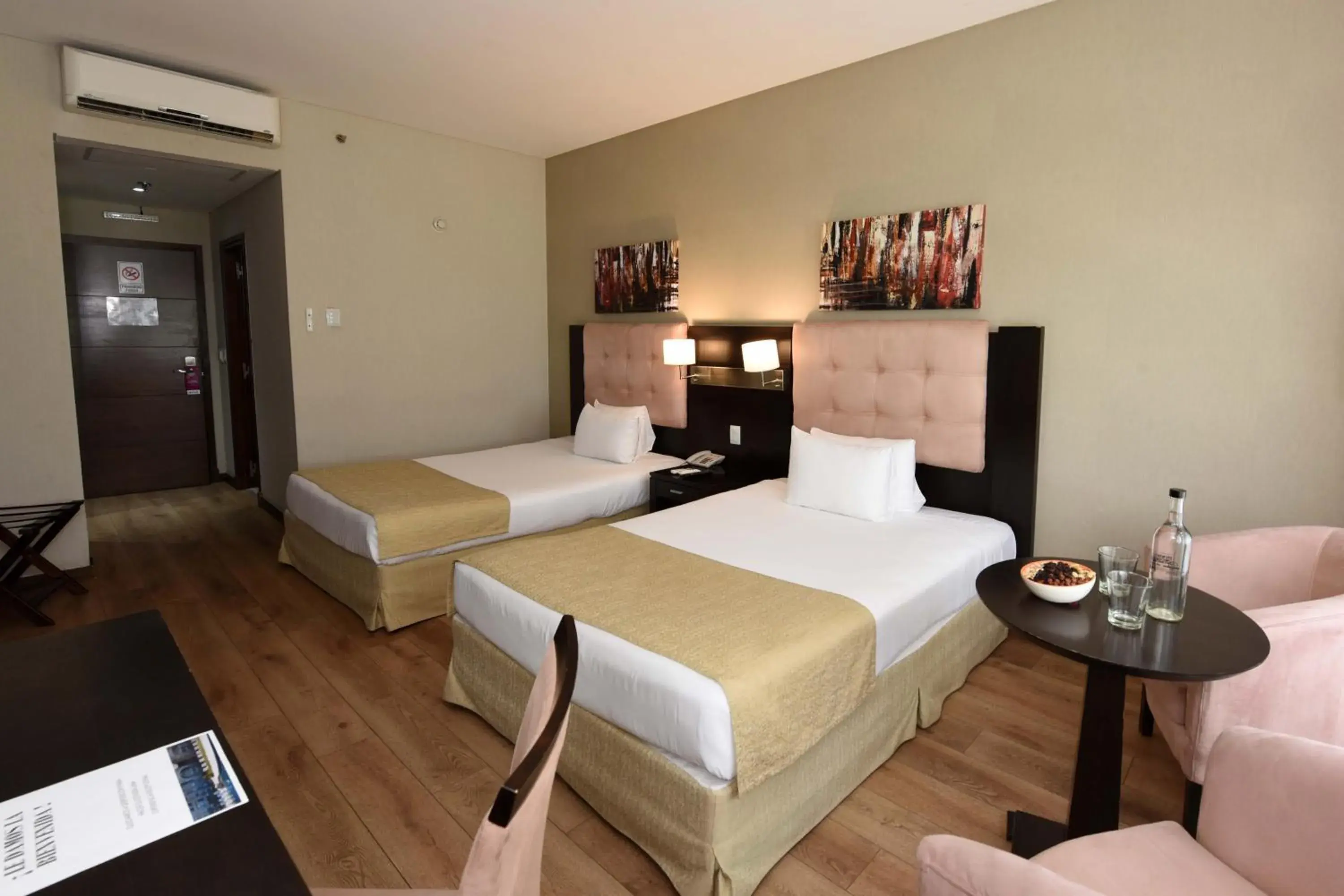 Bed in Howard Johnson Hotel & Convention Center Ezeiza