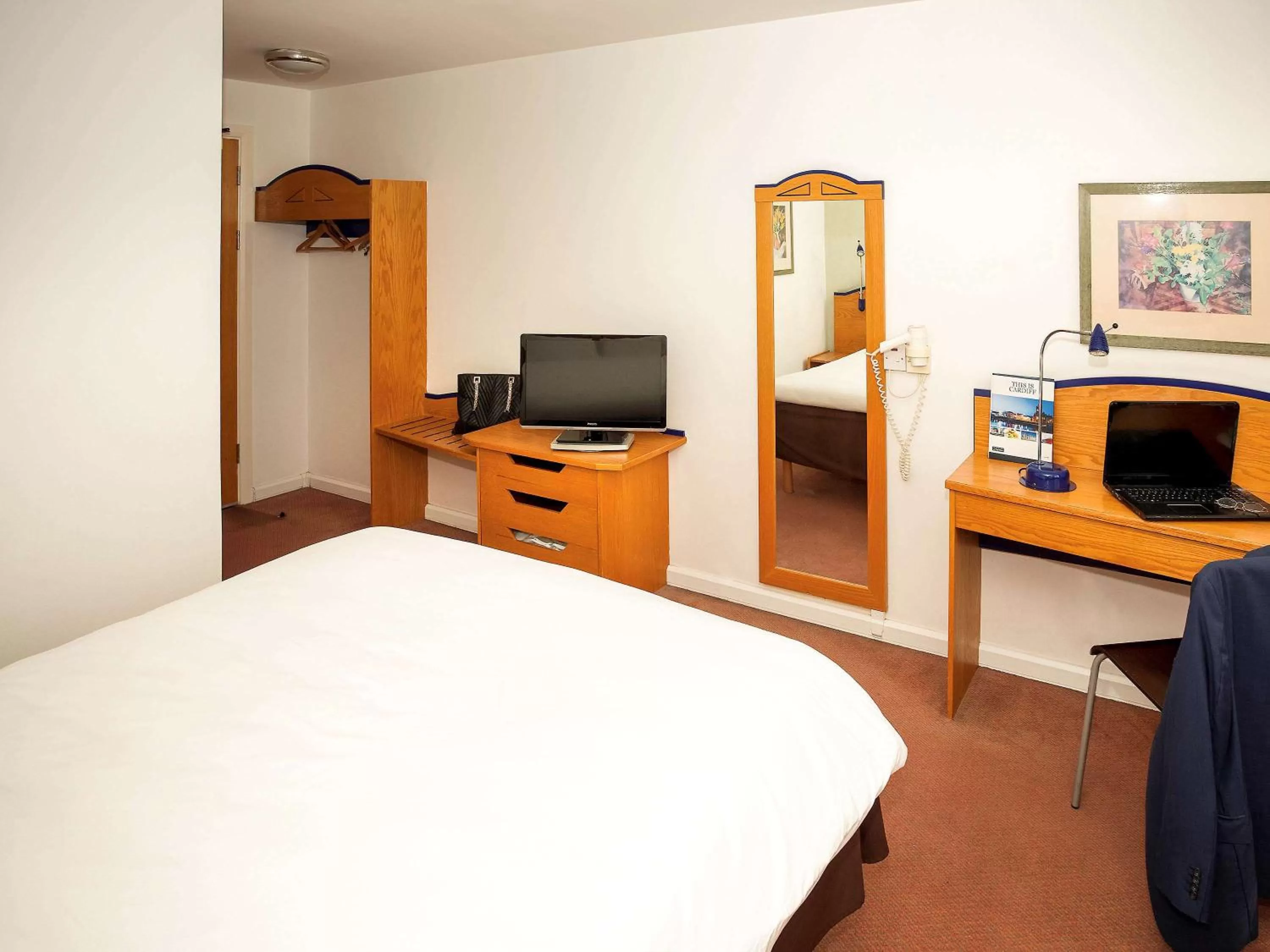 Photo of the whole room, Bed in ibis Cardiff Gate - International Business Park