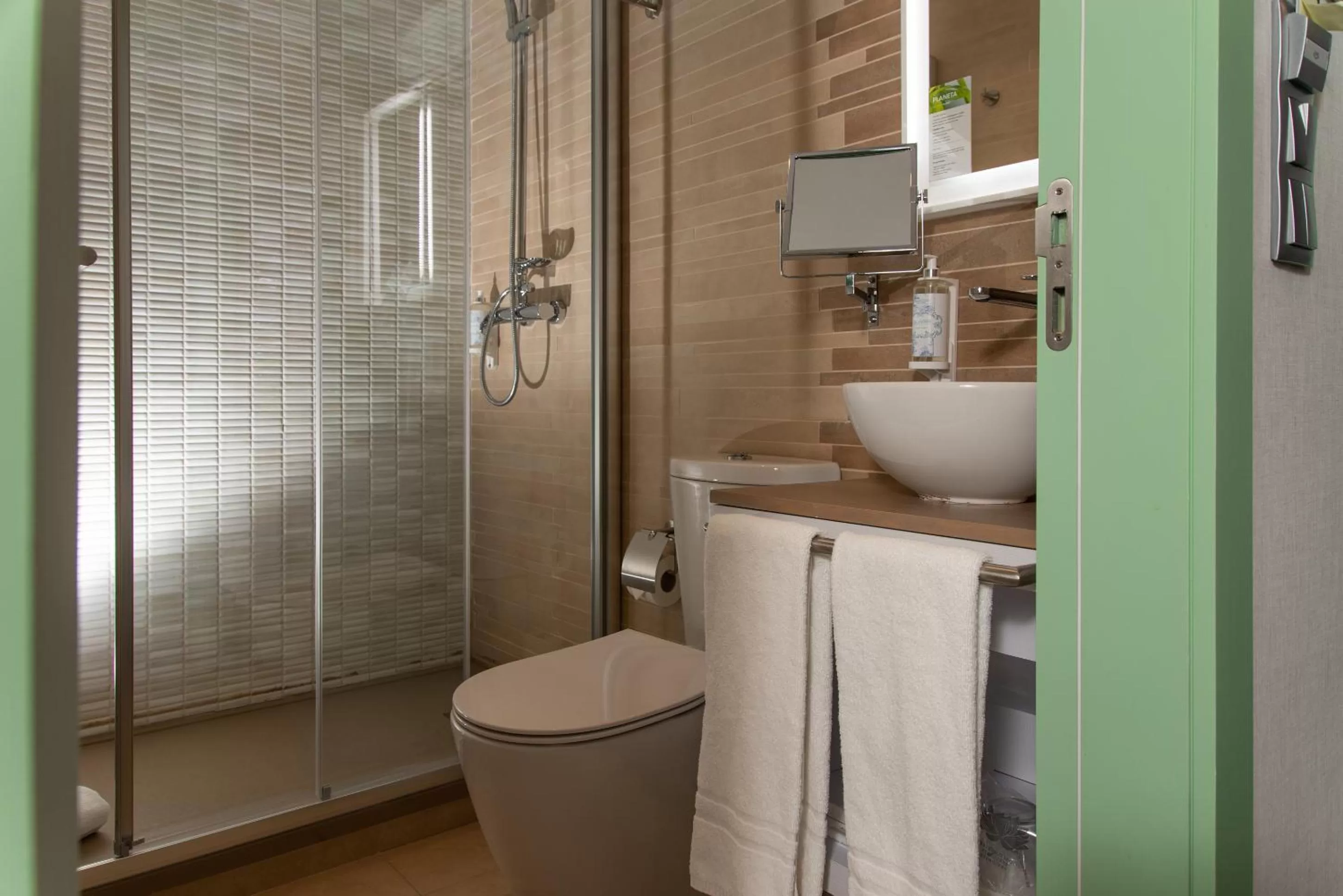 Shower in Be Poet Baixa Hotel