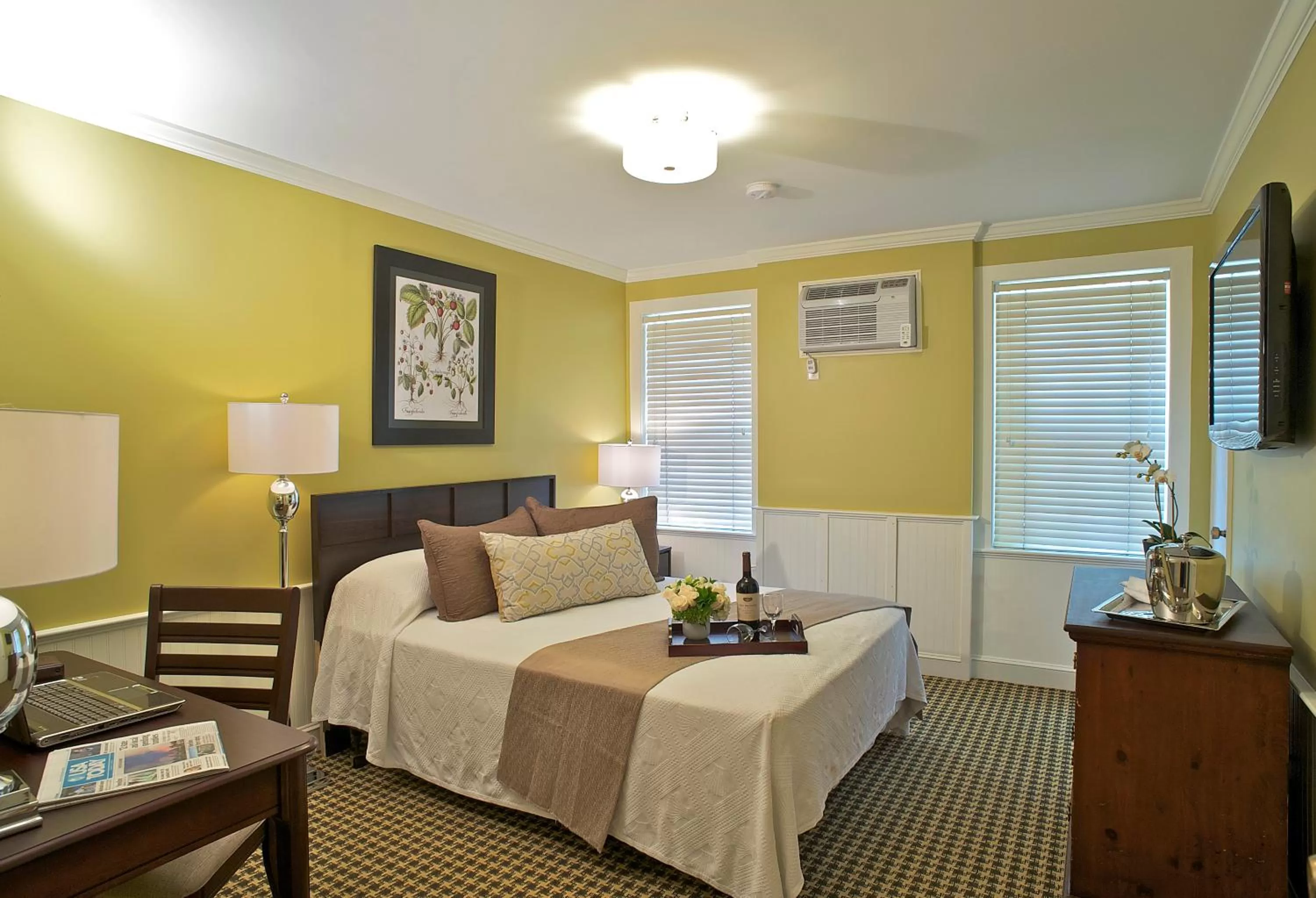 Photo of the whole room, Bed in Concord's Colonial Inn
