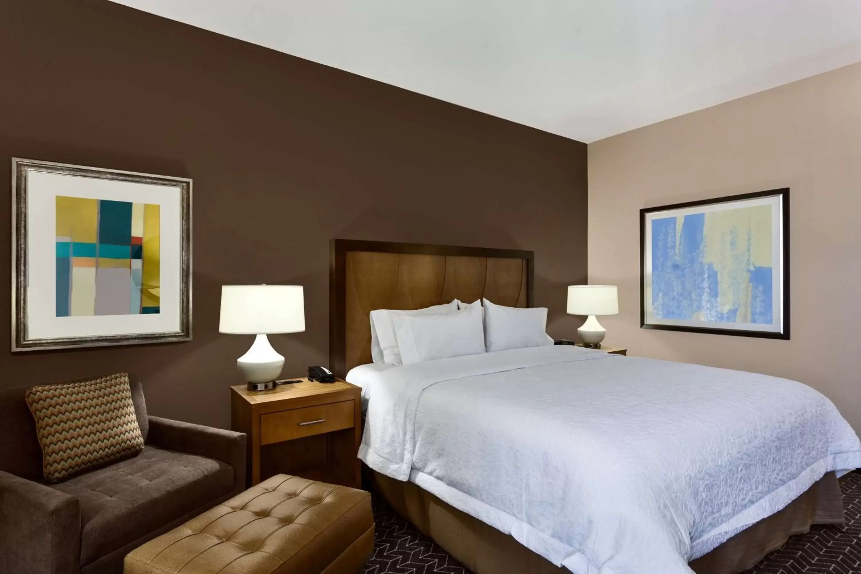 Bed in Hampton Inn and Suites Clayton/St. Louis-Galleria Area