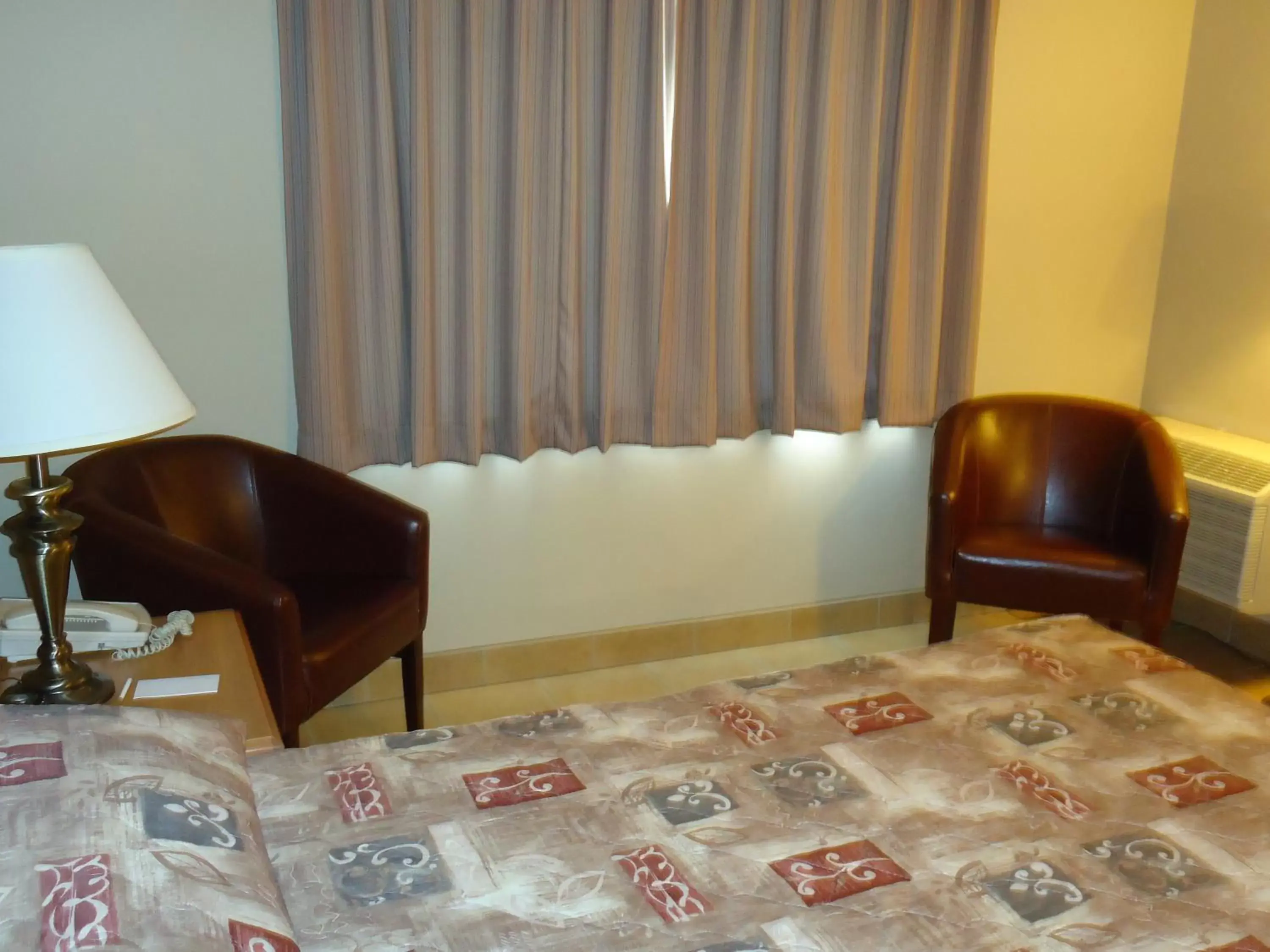 Bed, Seating Area in Auberge Bouctouche Inn & Suites