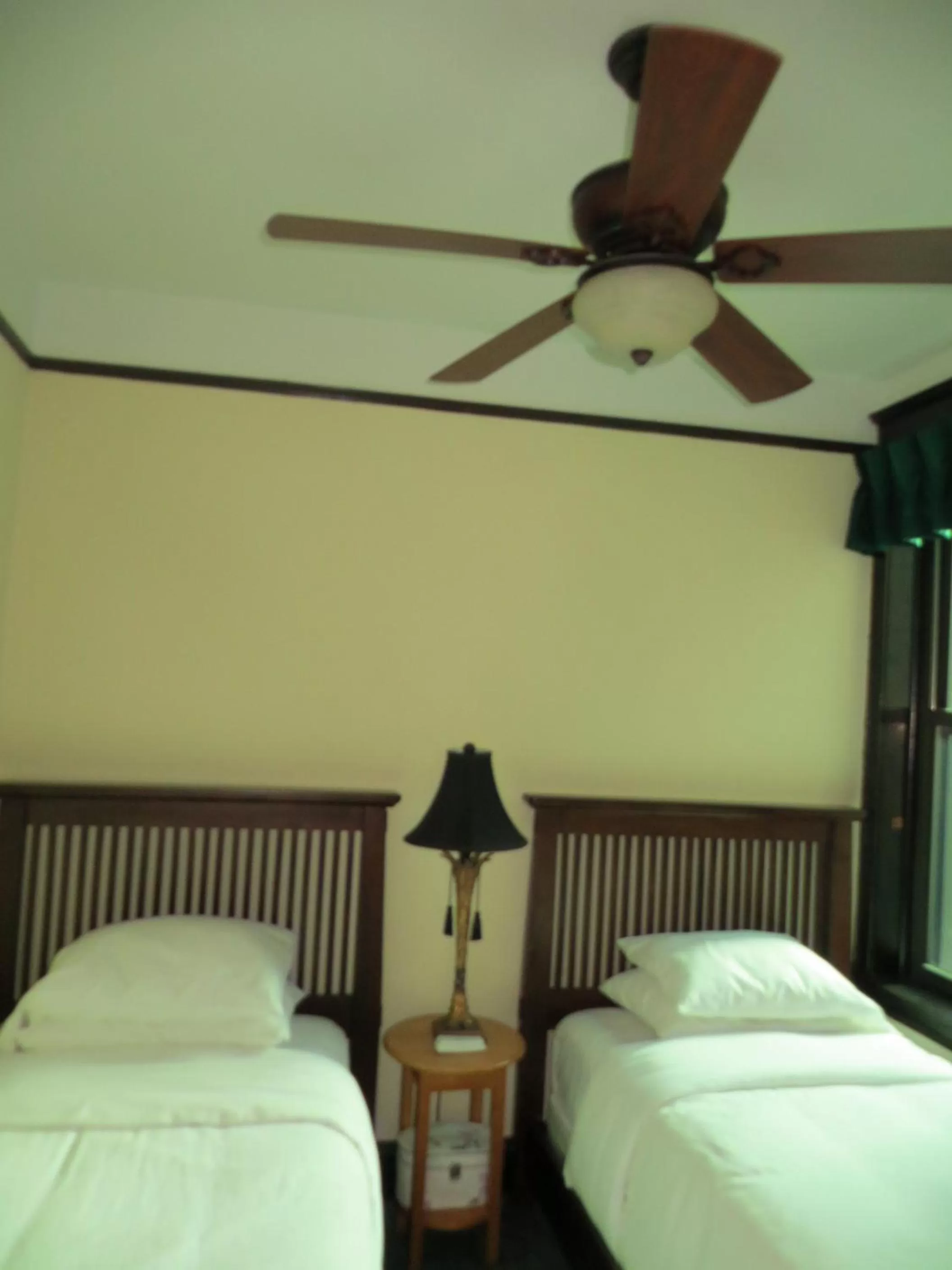 Bed in The Polo Inn Bridgeport U.S.A.