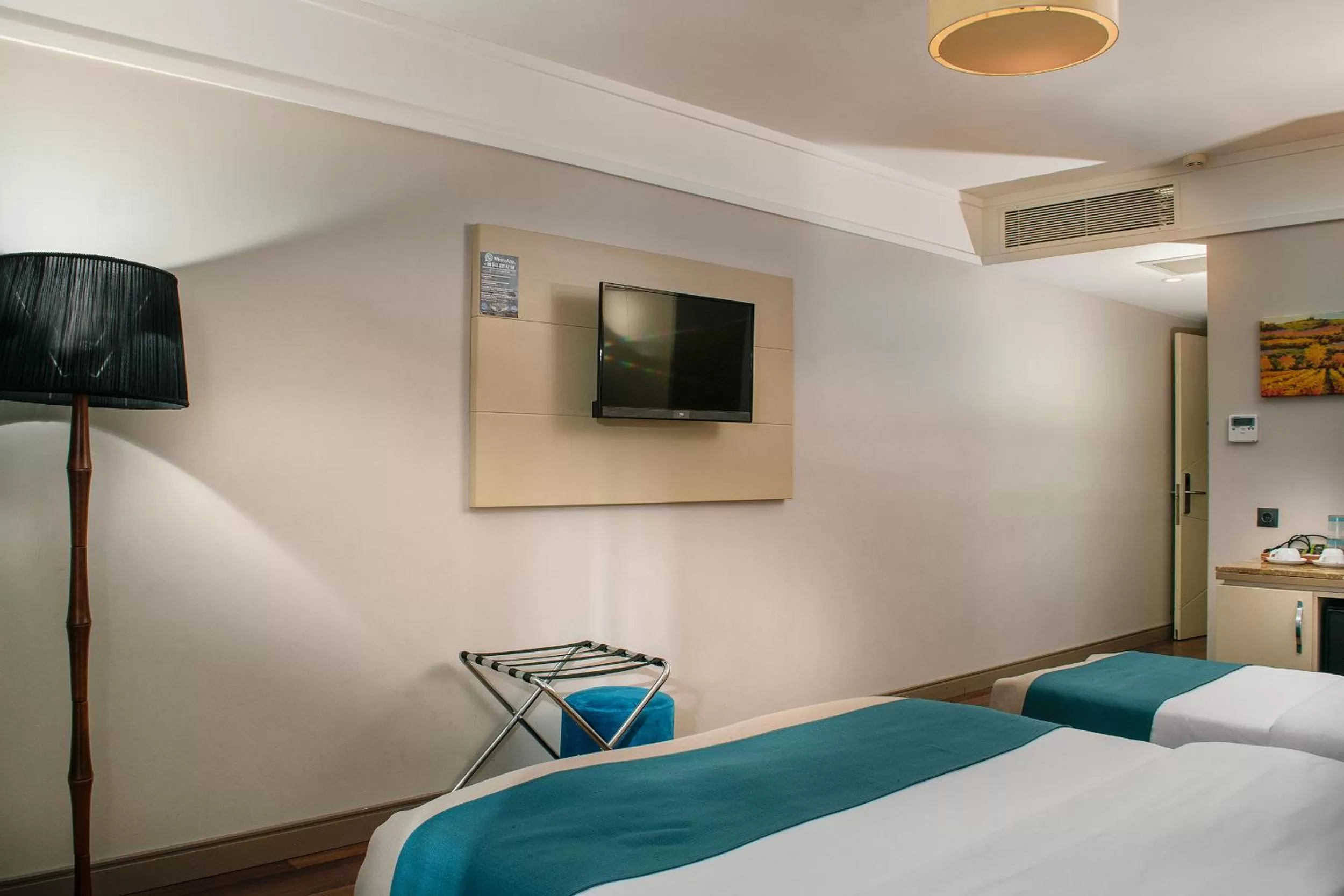 Communal lounge/ TV room, Bed in Hotel Bossuite Kadikoy