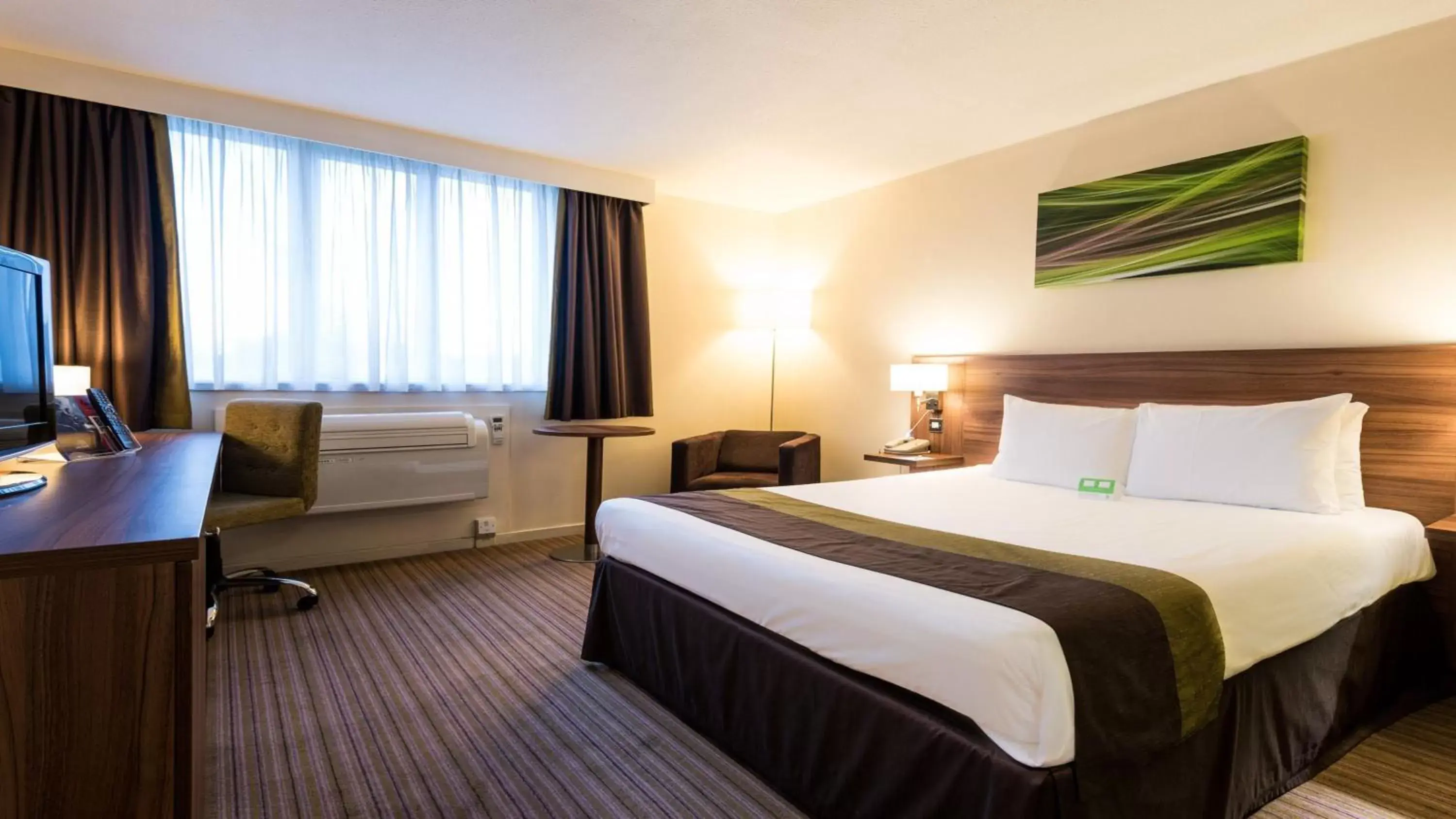 Photo of the whole room, Bed in Holiday Inn Slough Windsor, an IHG Hotel