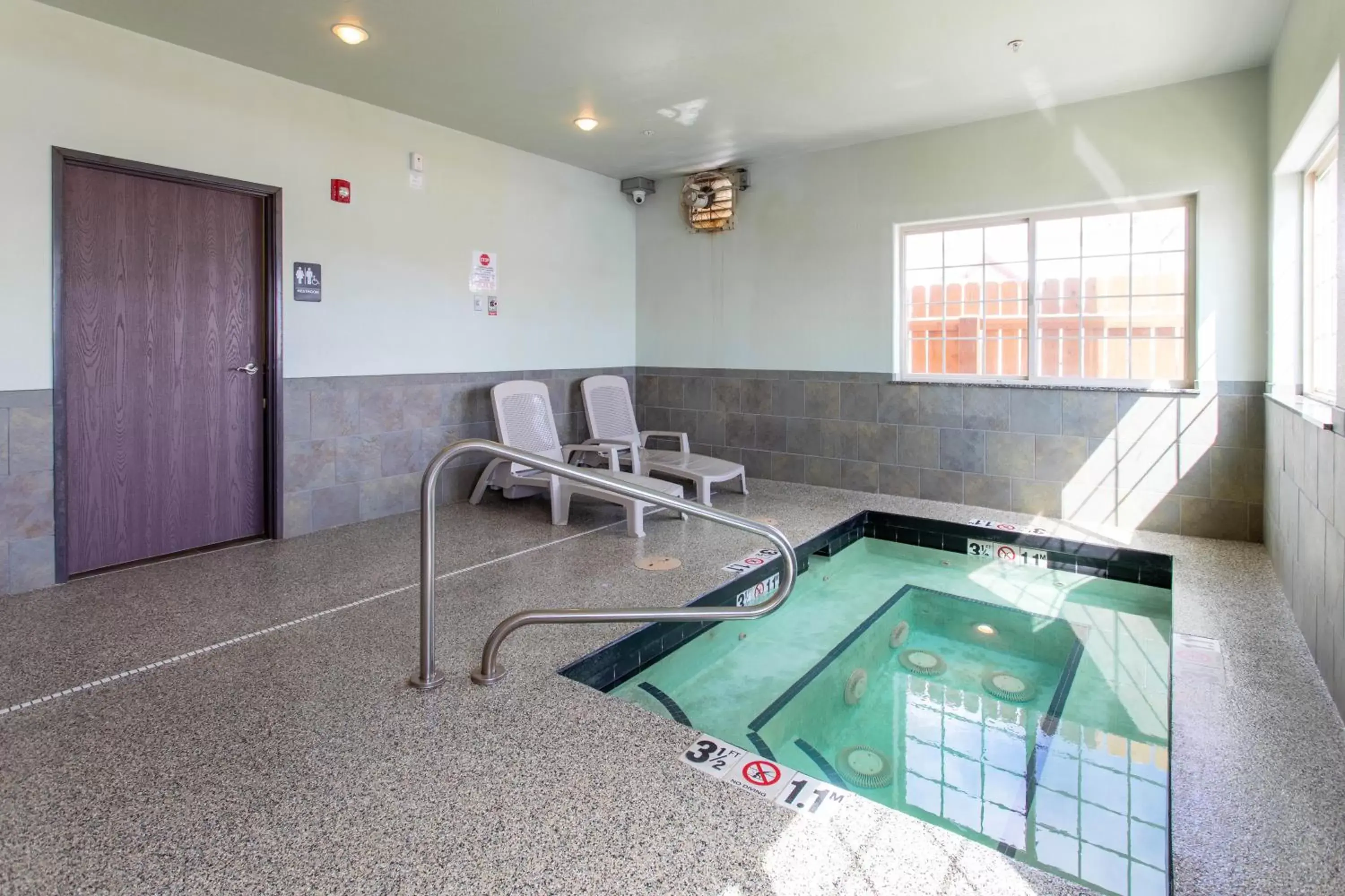 Hot Tub, Swimming Pool in North Park Inn & Suites