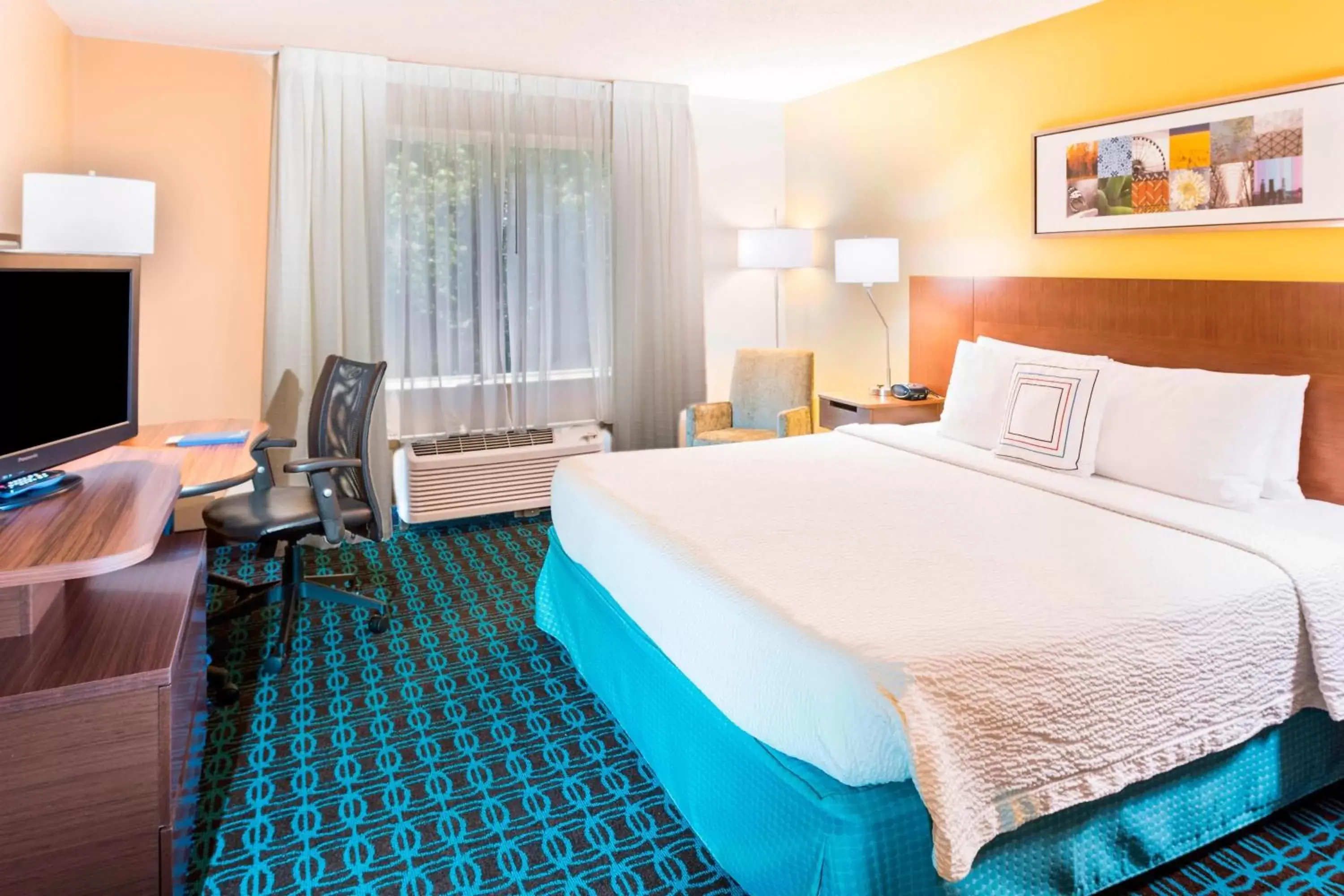 Photo of the whole room, Bed in Fairfield Inn & Suites by Marriott Atlanta Perimeter Center