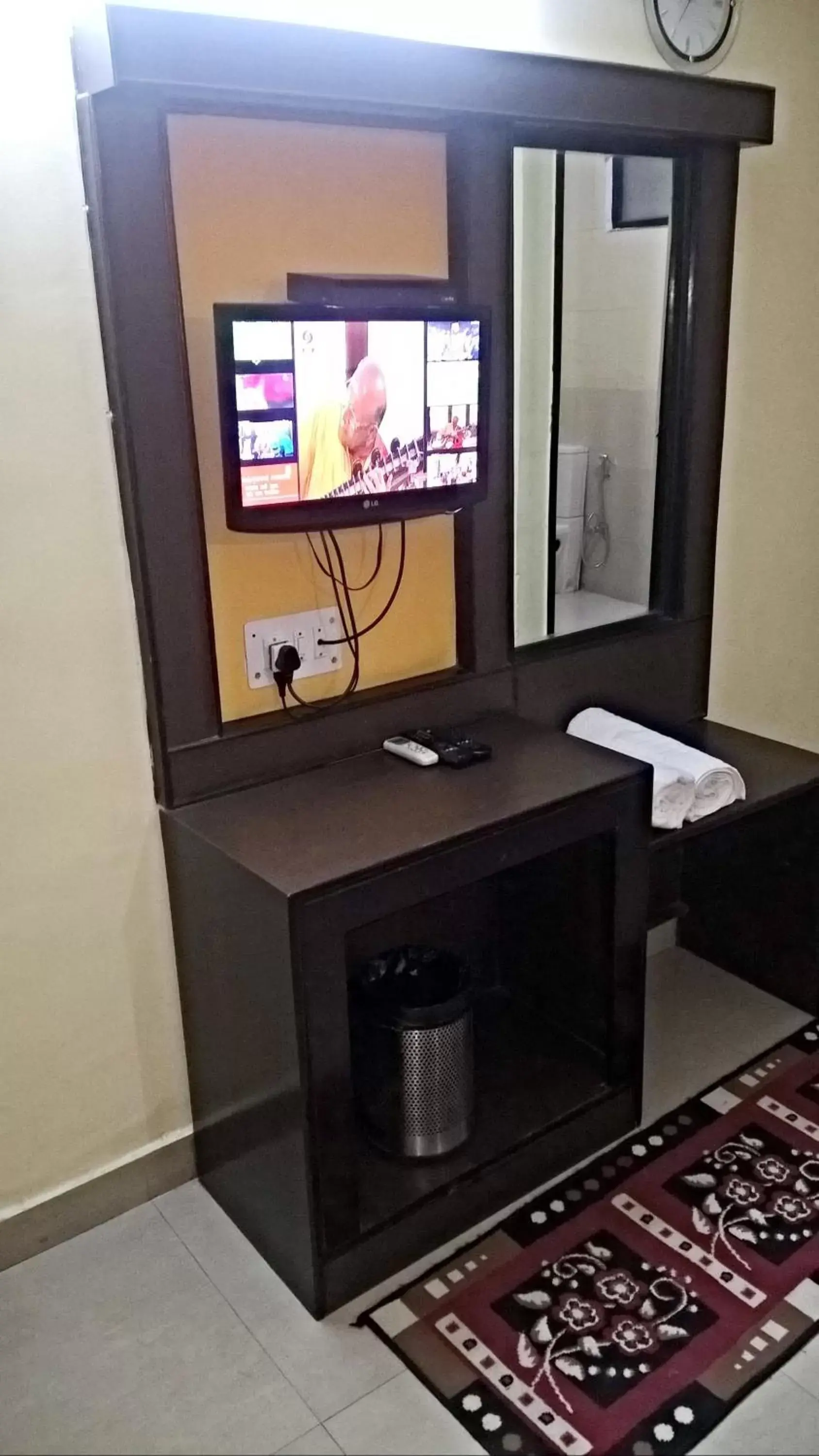 TV and multimedia, TV/Entertainment Center in Hotel Su Shree Continental 5 Minutes Walk From New Delhi Railway Station