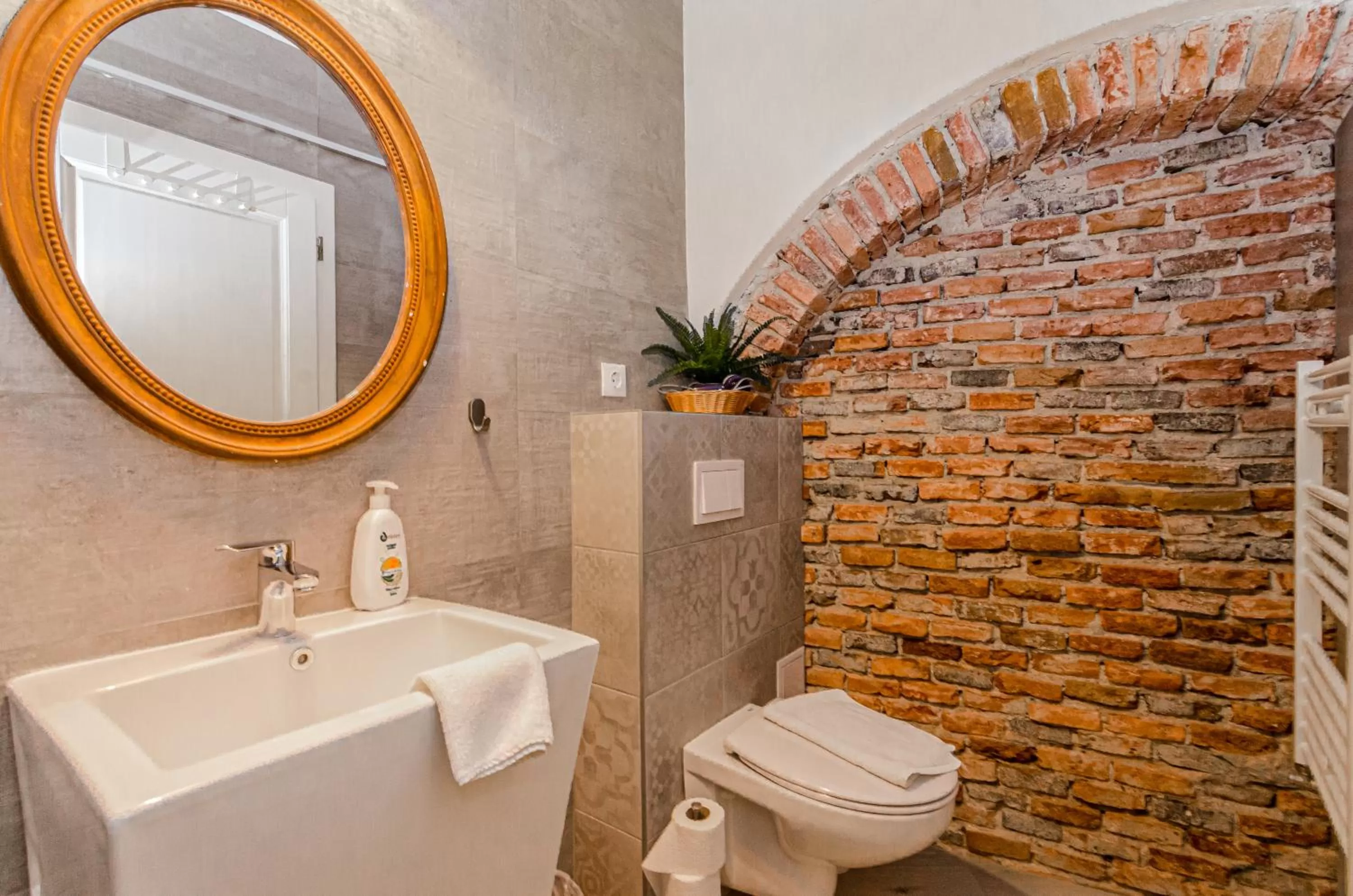 Toilet in Lumiere House Sibiu