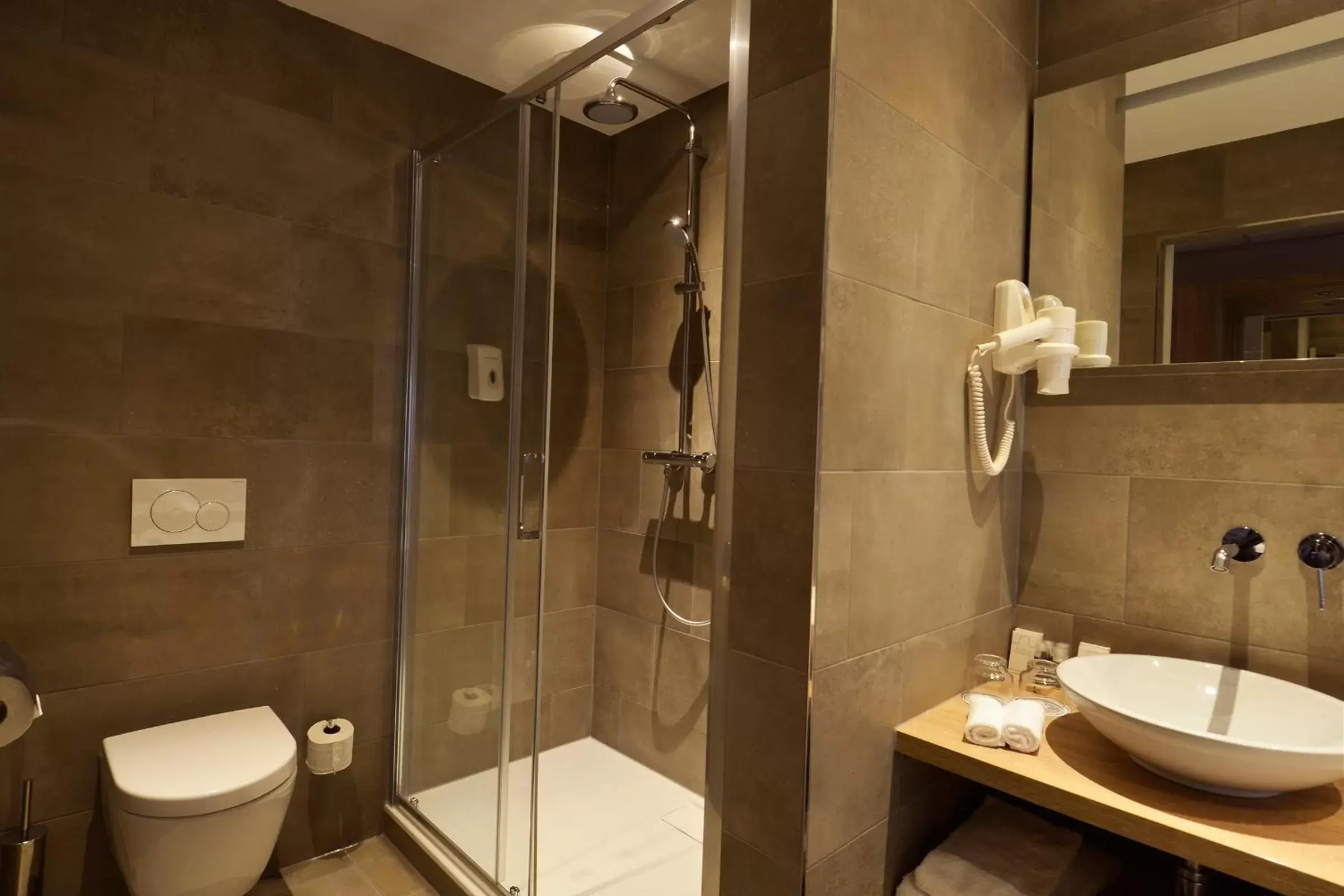 Shower, Bathroom in Hotel De Zoete Inval Haarlemmerliede