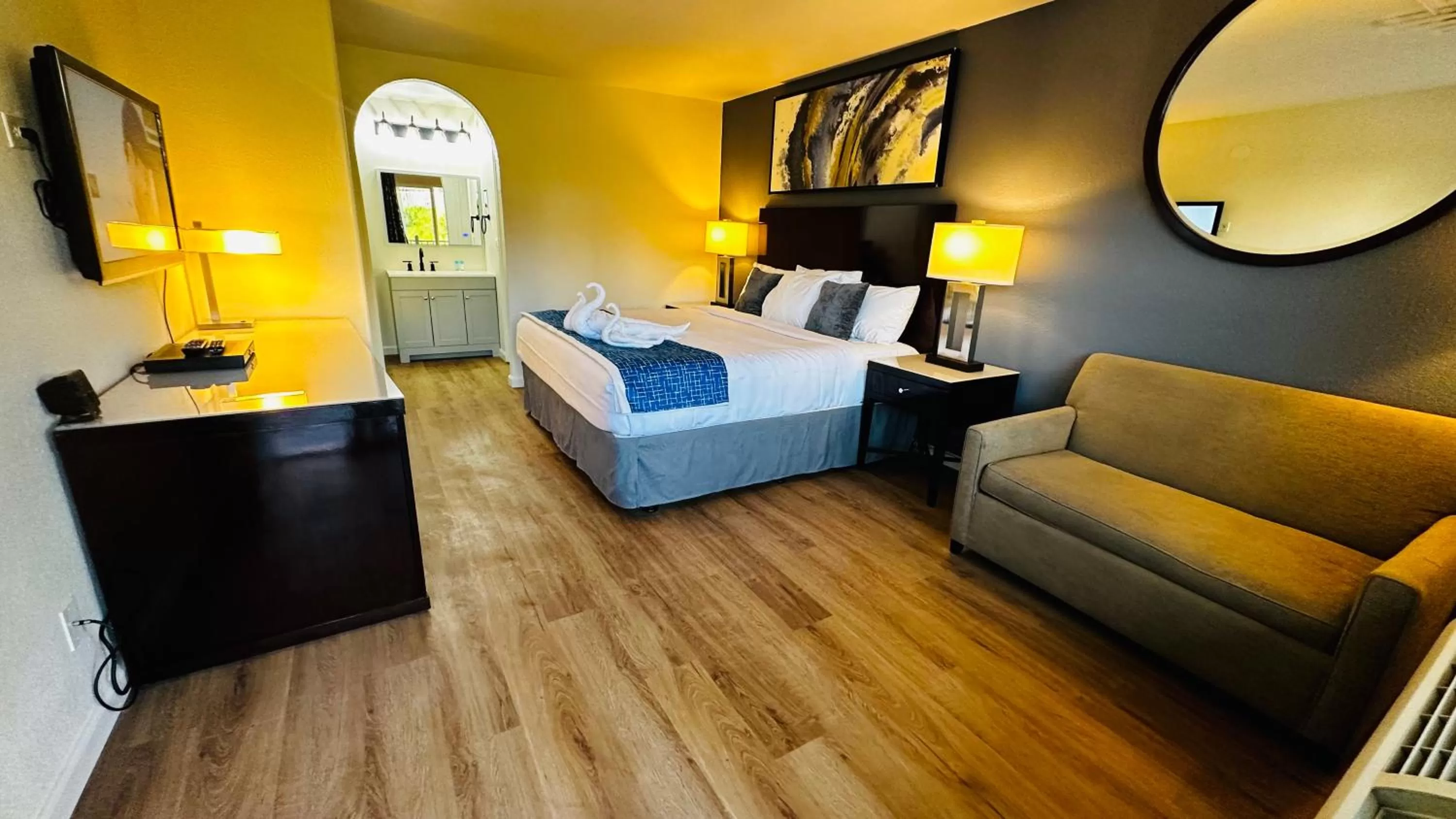 Photo of the whole room, Bed in Sierra Inn