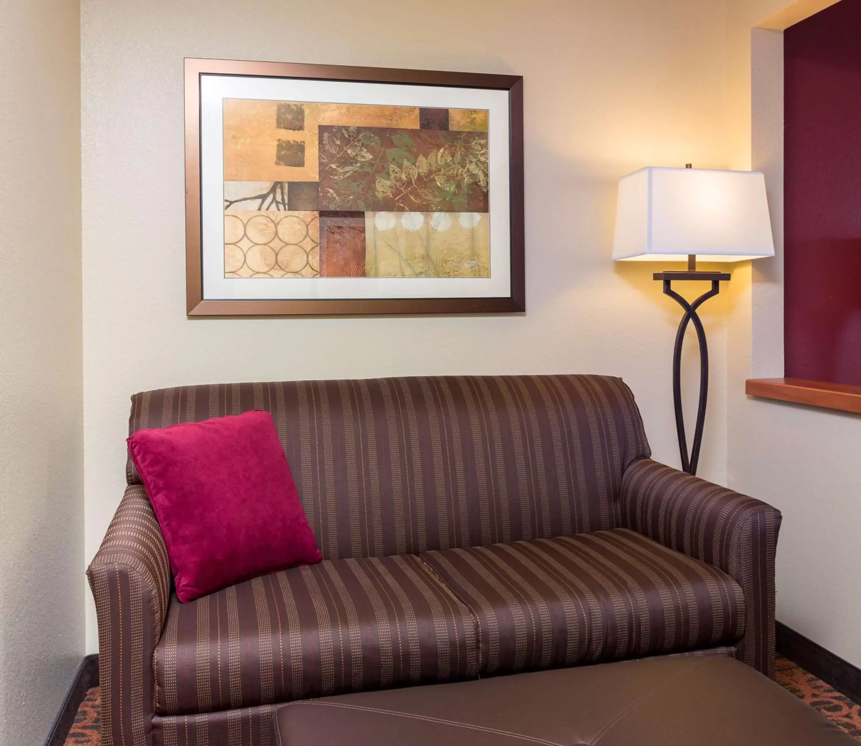 Bed, Seating Area in Hampton Inn Houston Stafford