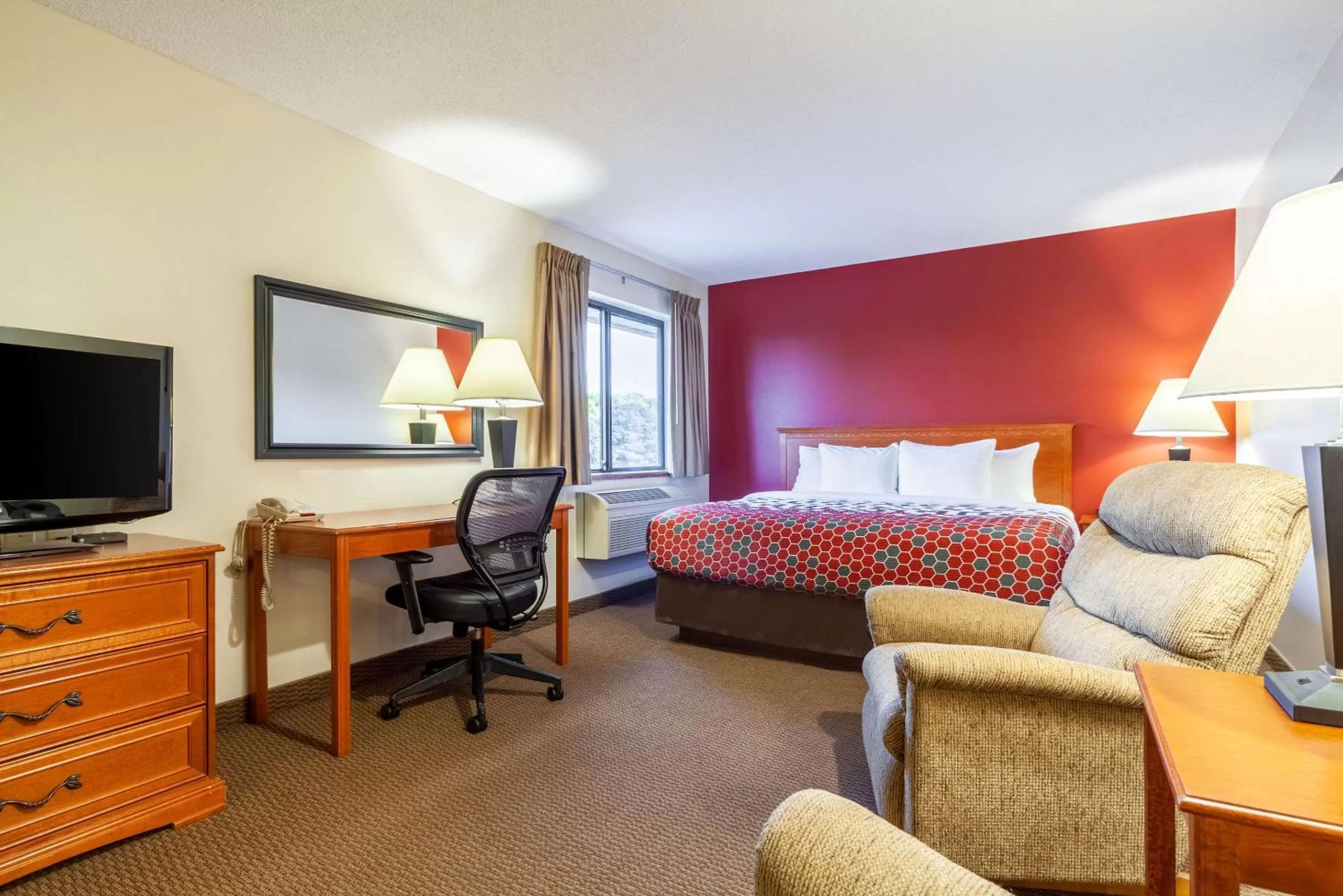 Photo of the whole room, Bed in Econo Lodge