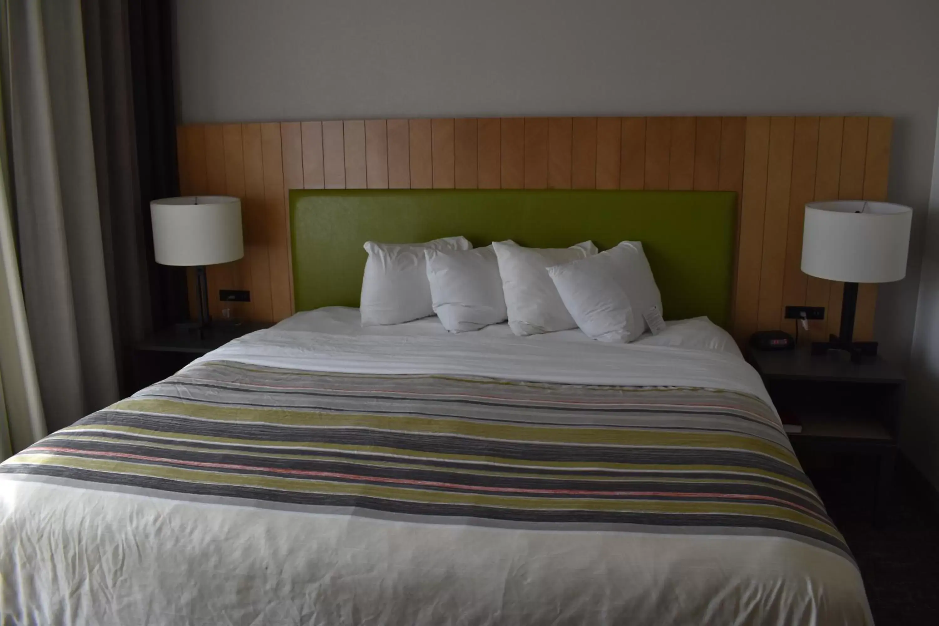 Bed in Country Inn & Suites by Radisson, Hagerstown, MD