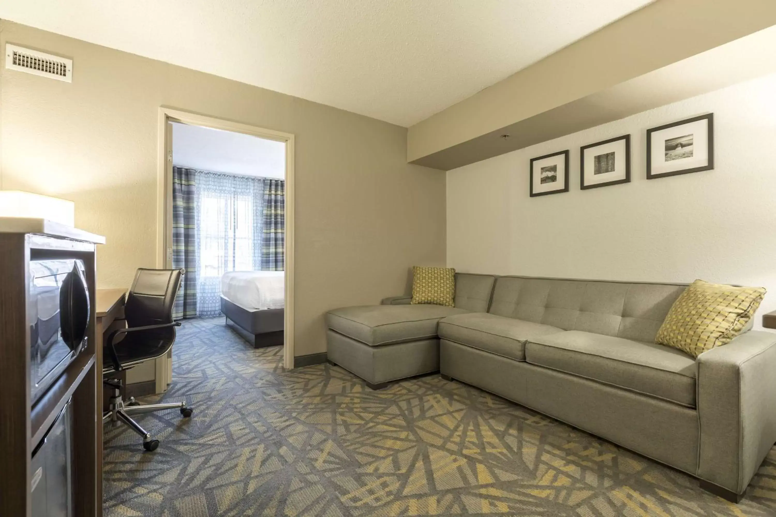 Photo of the whole room, Seating Area in Country Inn & Suites by Radisson, Asheville Downtown Tunnel Road, NC