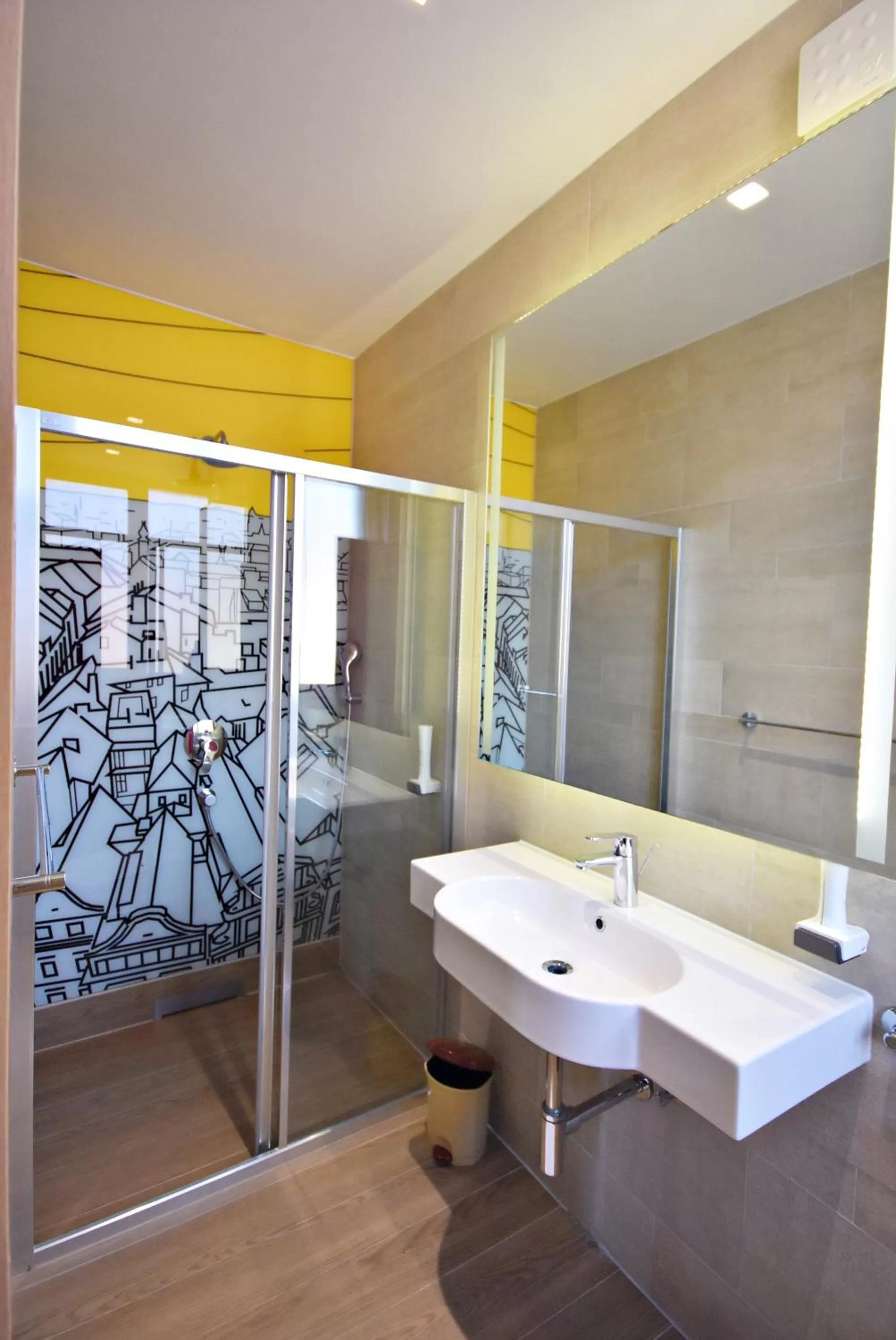 Shower in Hotel Cosmopolit