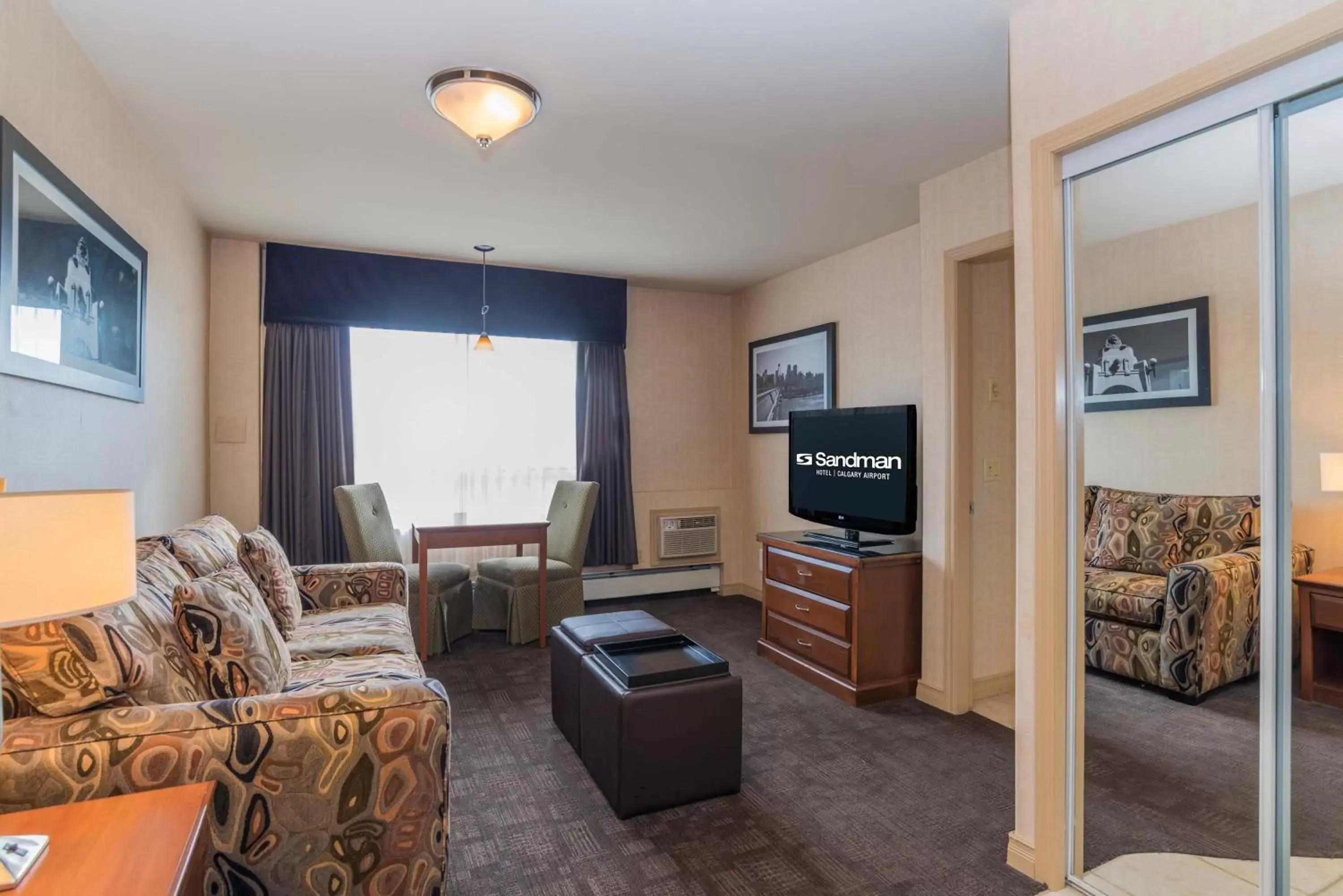 Bedroom in Sandman Hotel Calgary Airport