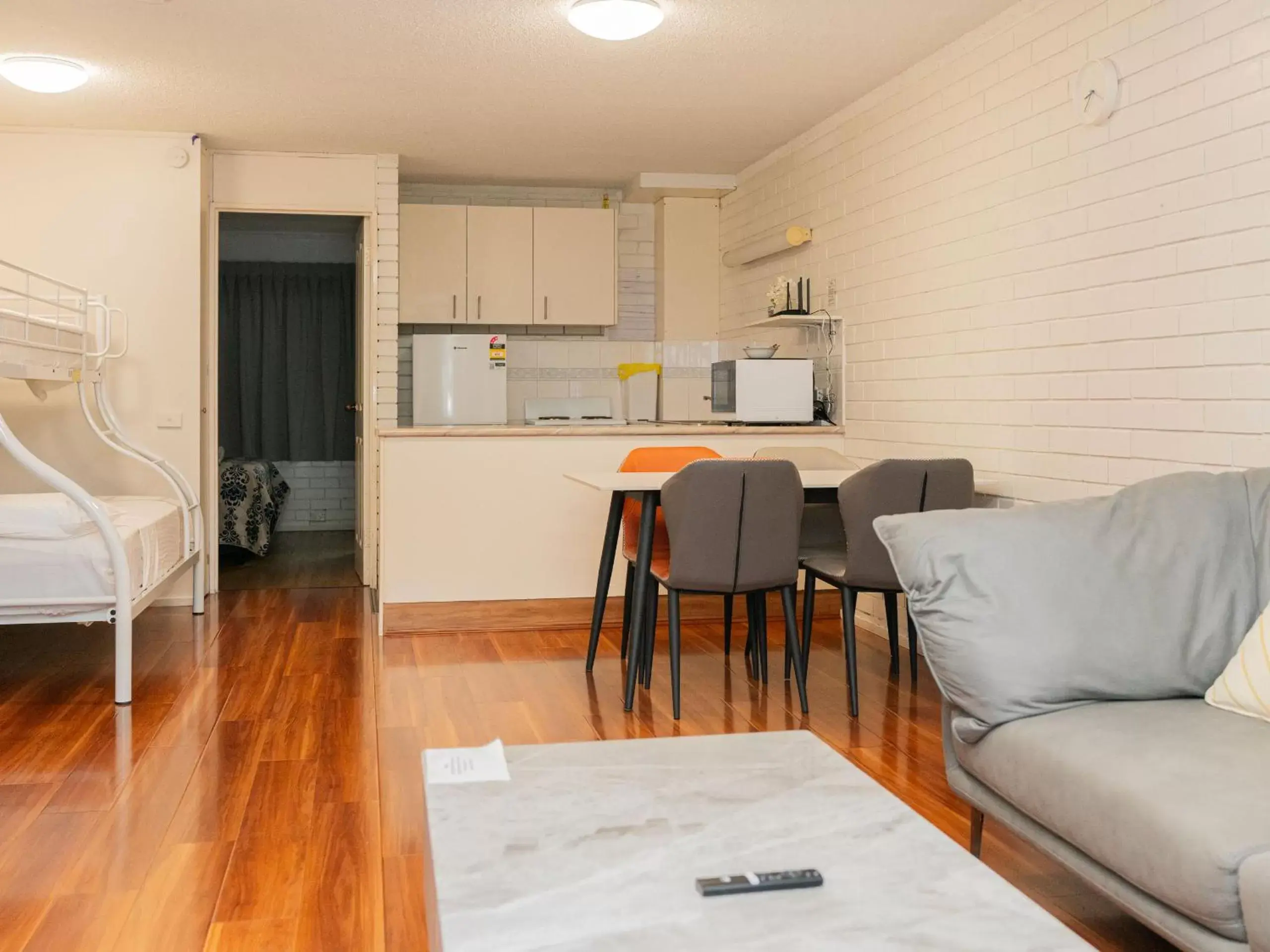 Living room, Kitchen/Kitchenette in Trickett Gardens Holiday Inn