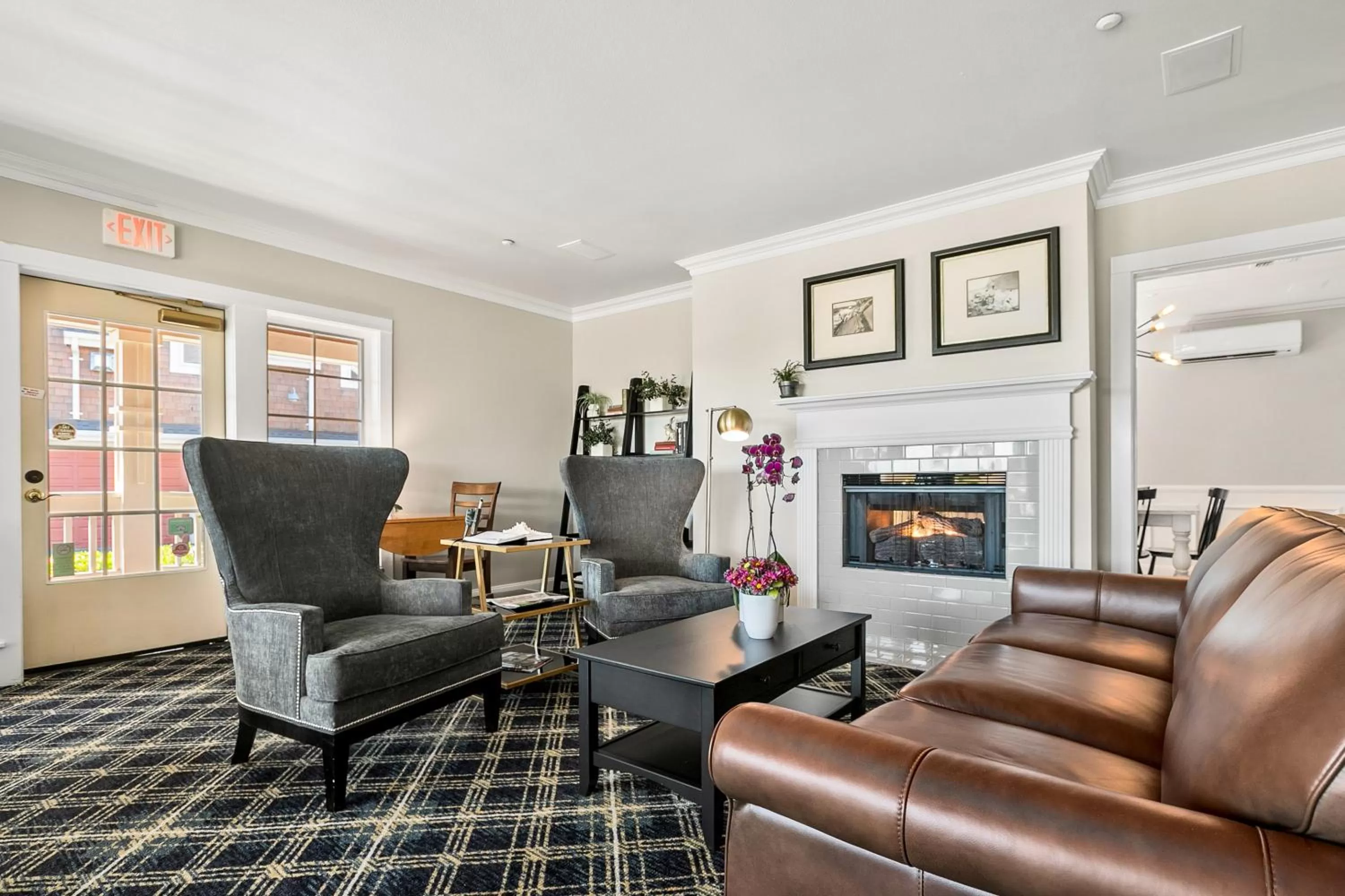 Living room in Saratoga Inn