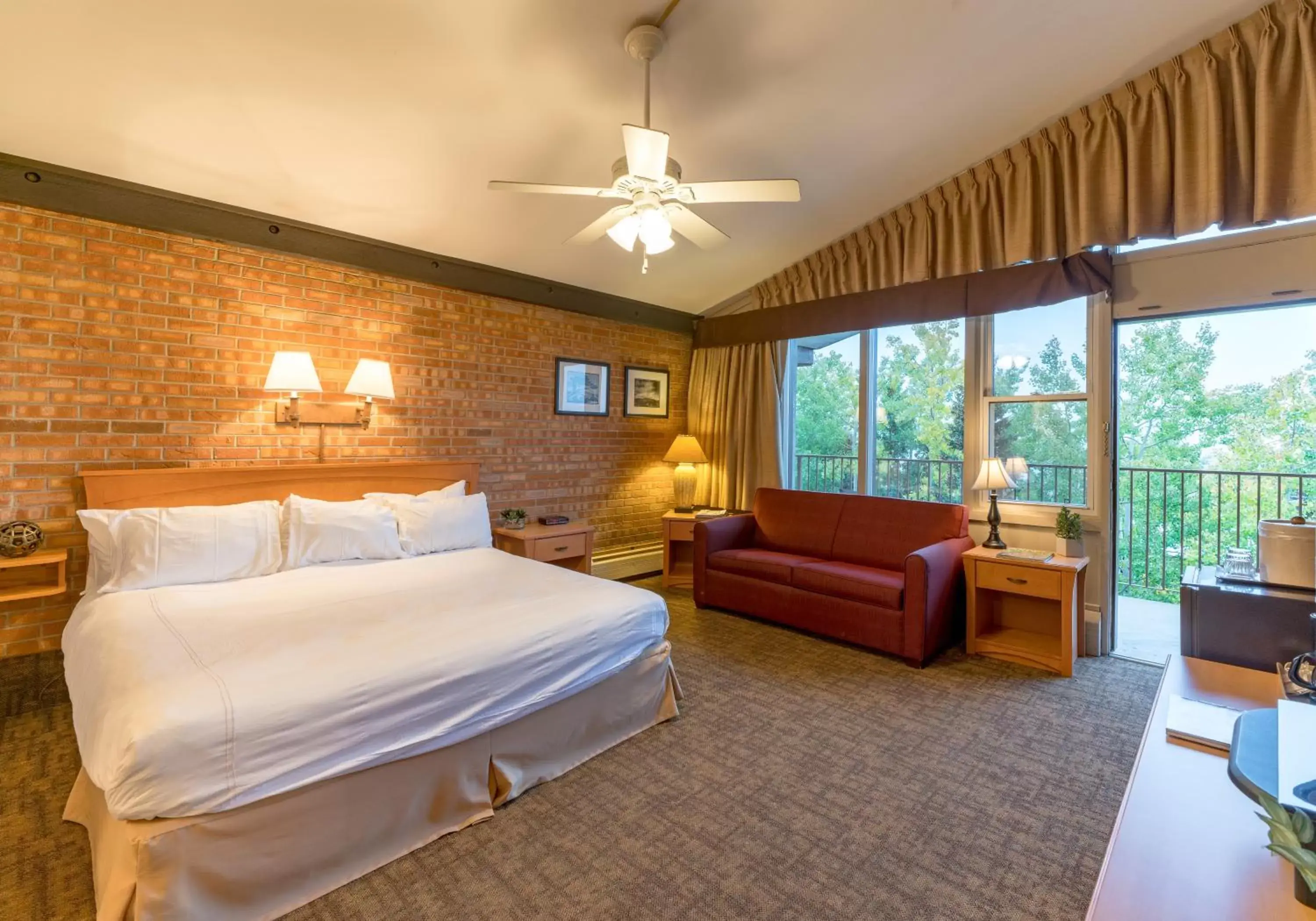 Photo of the whole room, Bed in Mountain Chalet Snowmass