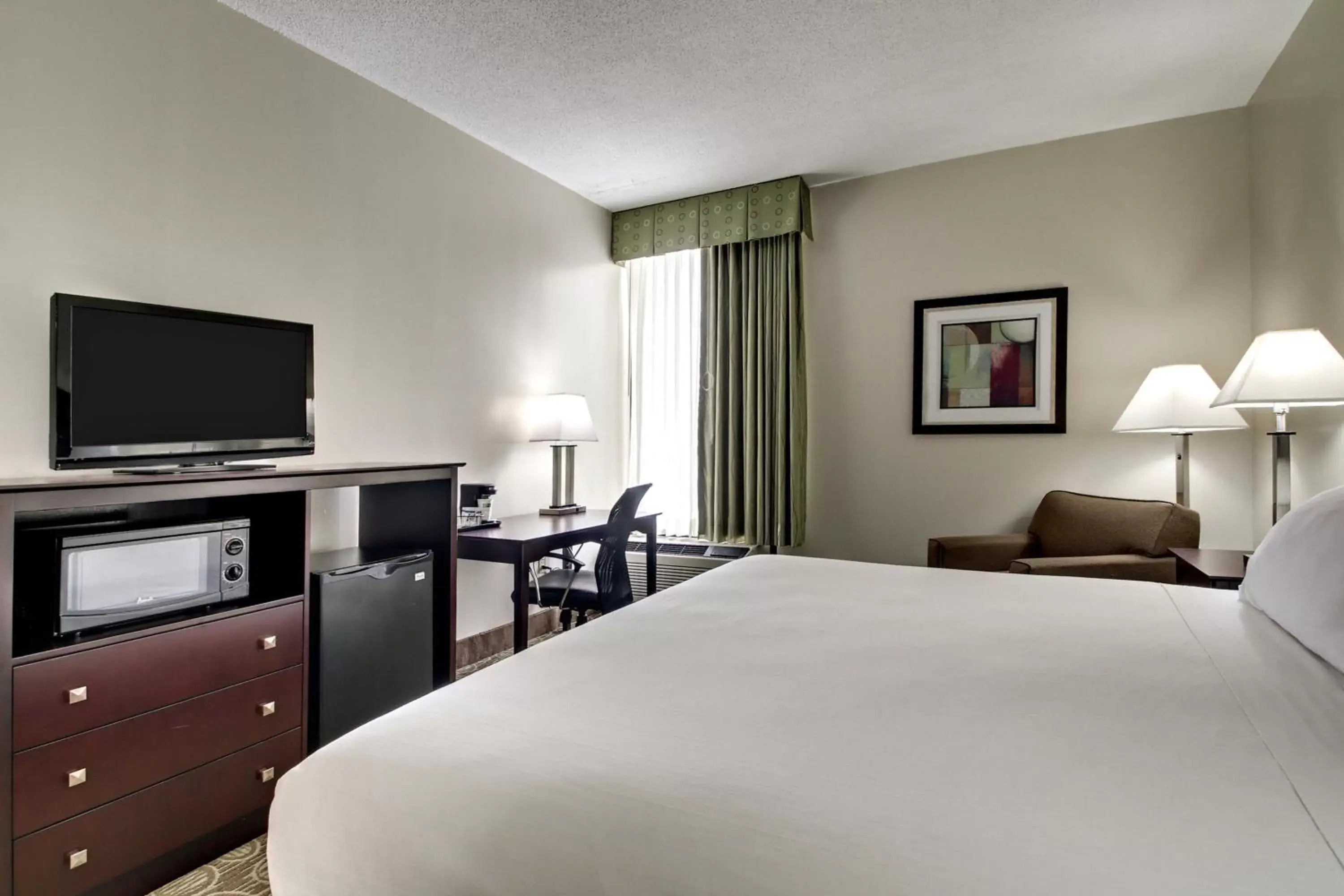Photo of the whole room, Bed in Holiday Inn Express Marshfield - Springfield Area, an IHG Hotel