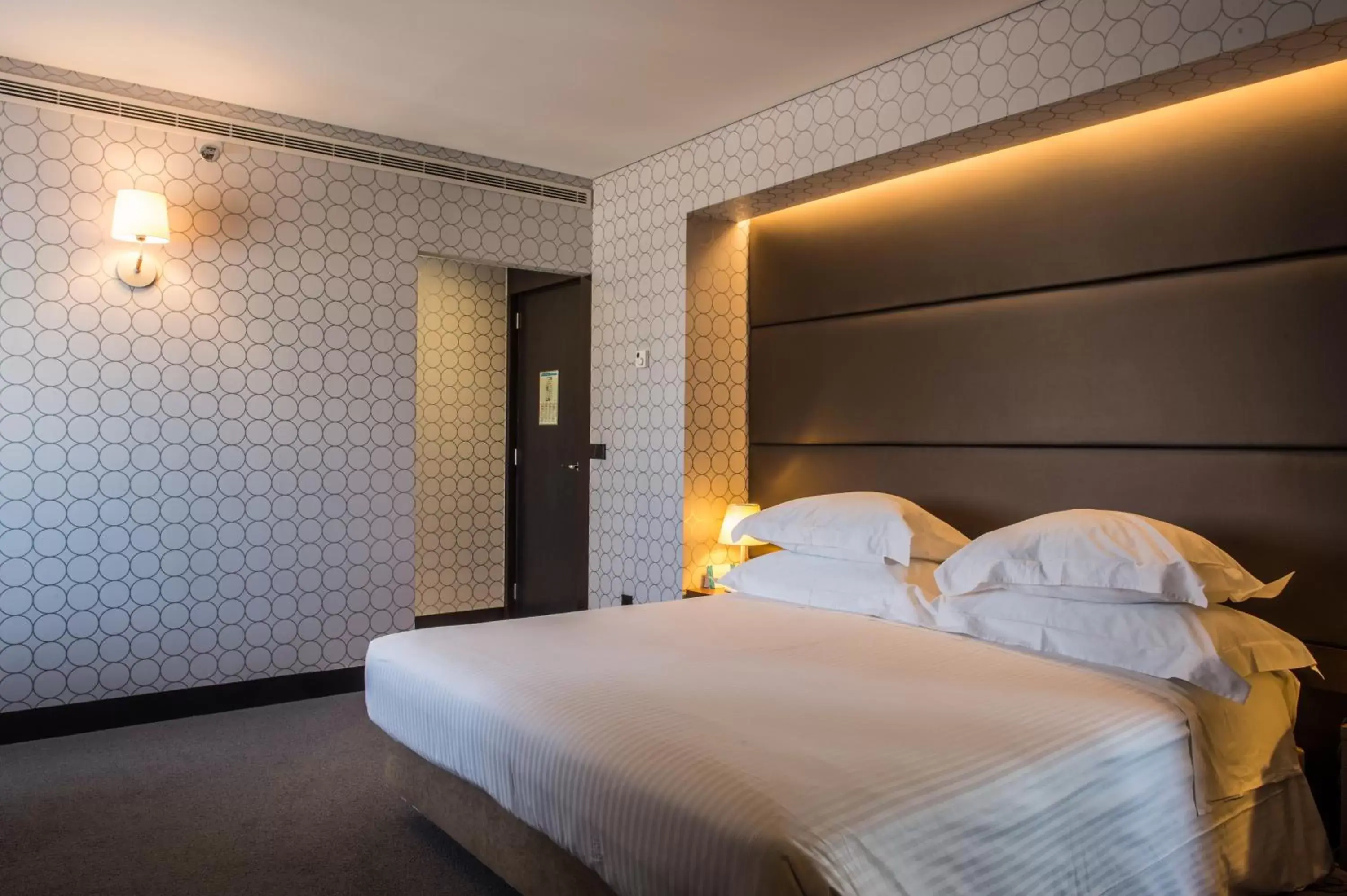 Bedroom, Bed in Porto Palácio Hotel by The Editory
