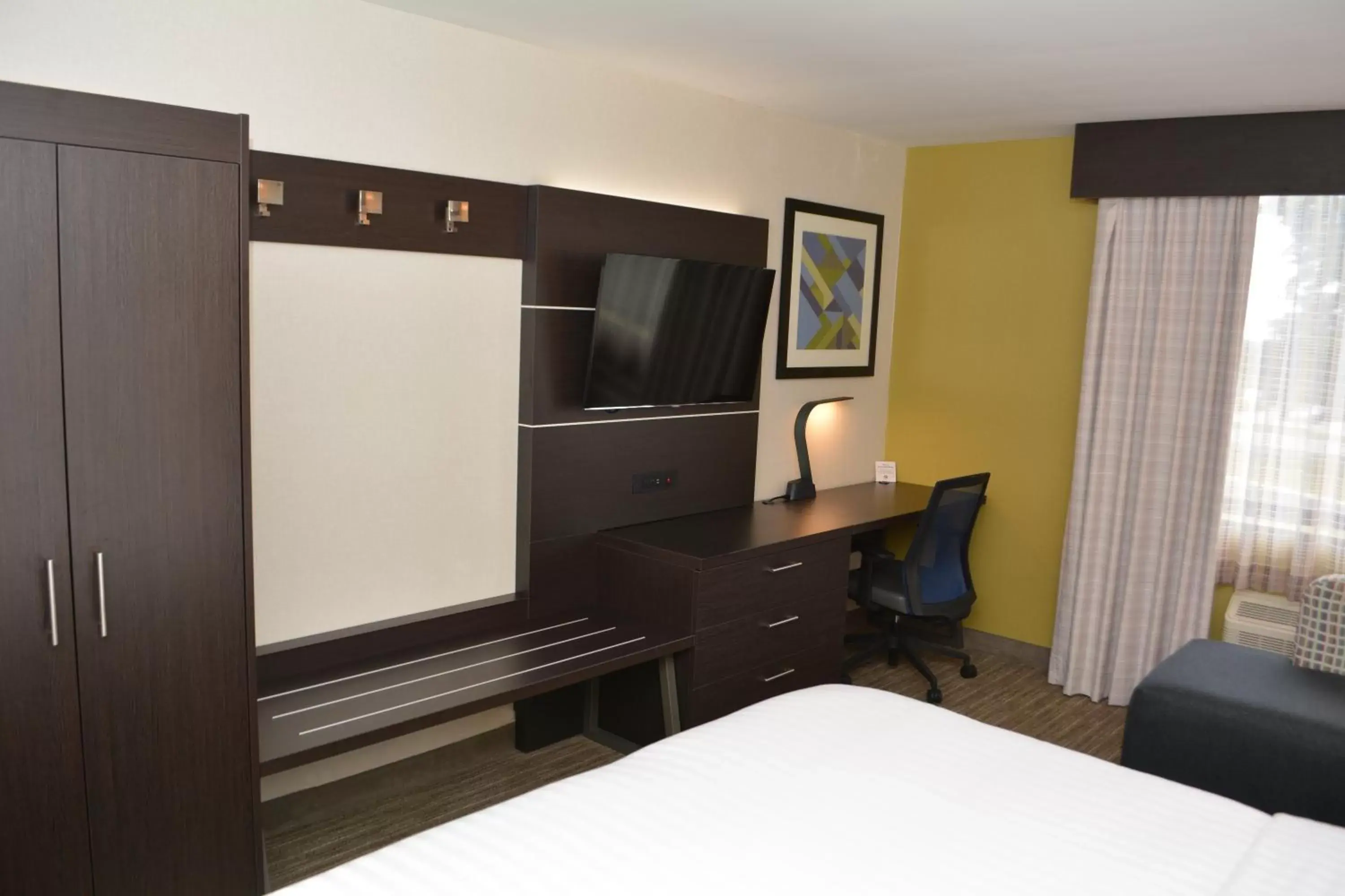 Photo of the whole room, TV/Entertainment Center in Holiday Inn Express & Suites Waterville - North, an IHG Hotel