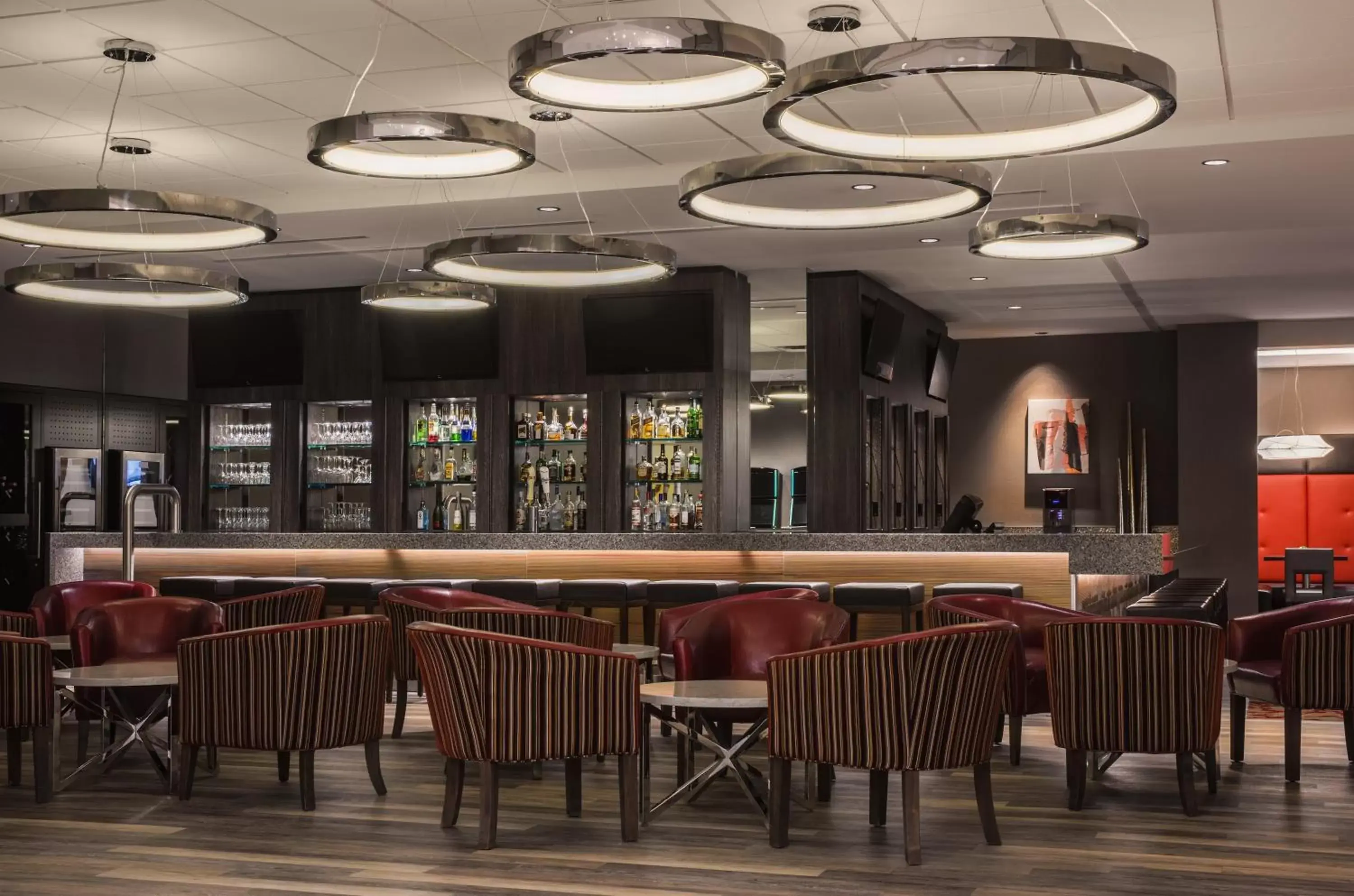 Lounge or bar, Restaurant/Places to Eat in Holiday Inn Winnipeg-South, an IHG Hotel