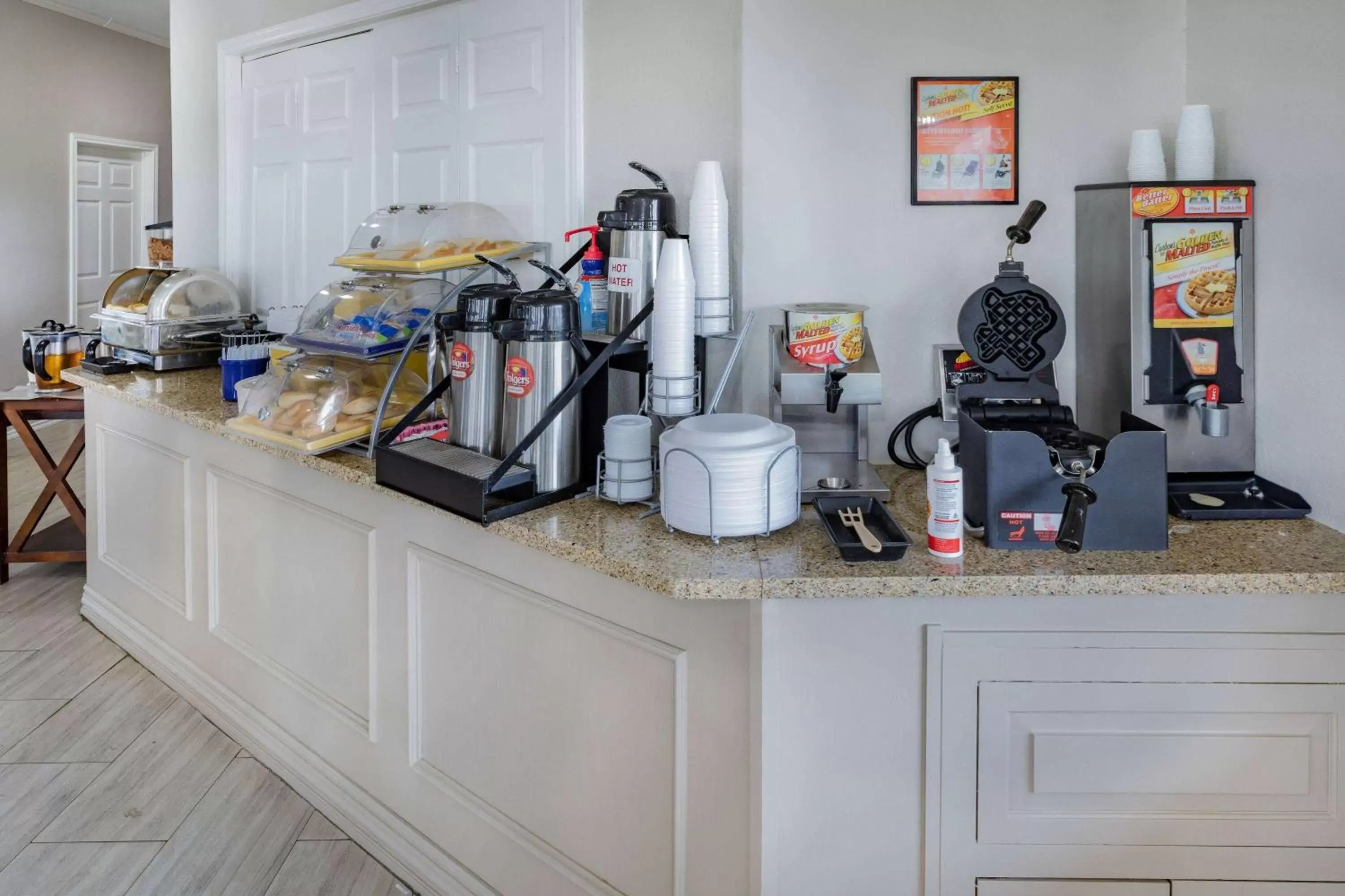 Breakfast, Kitchen/Kitchenette in Days Inn & Suites by Wyndham Huntsville