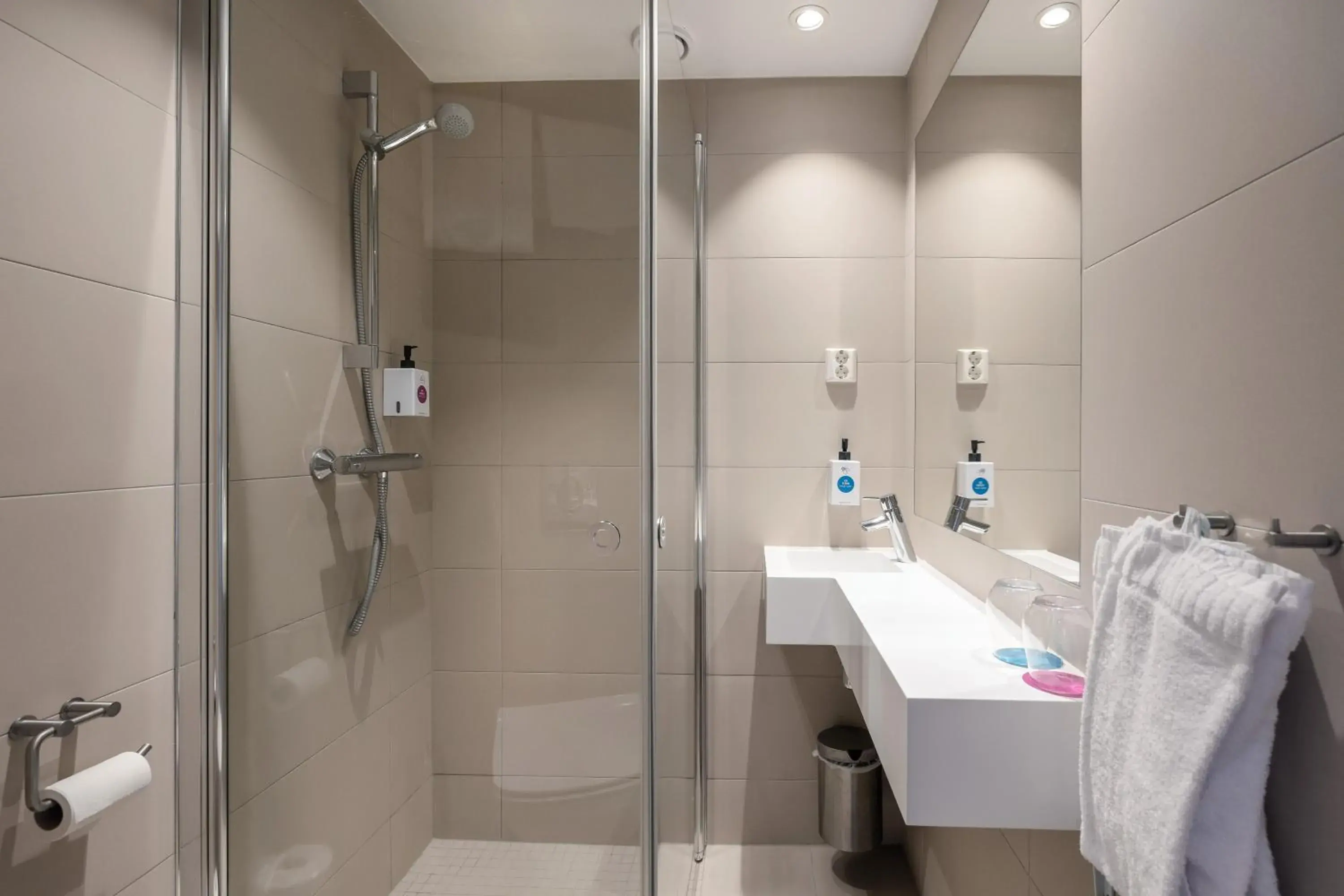Shower, Bathroom in Quality Hotel Leangkollen